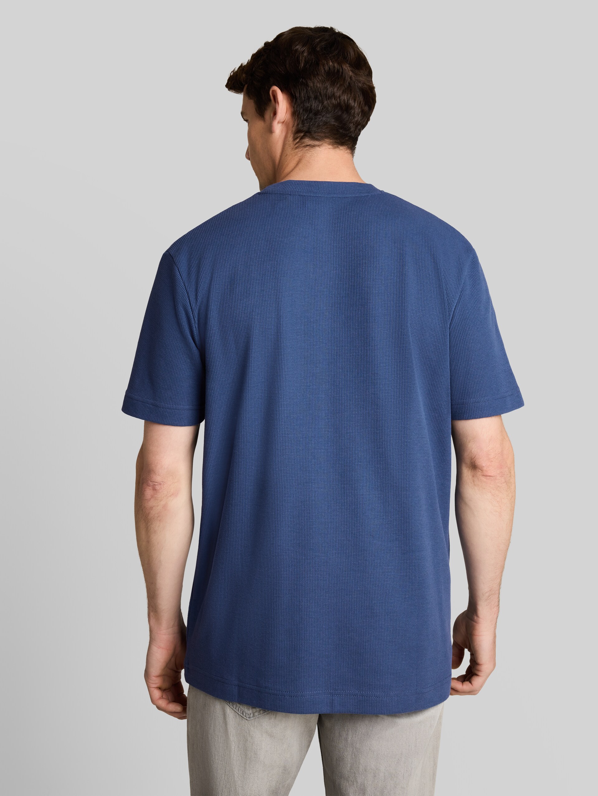 T-Shirt mit Waffelstruktur - Dark Duck Blue - Auschnitt Model-Rückansicht