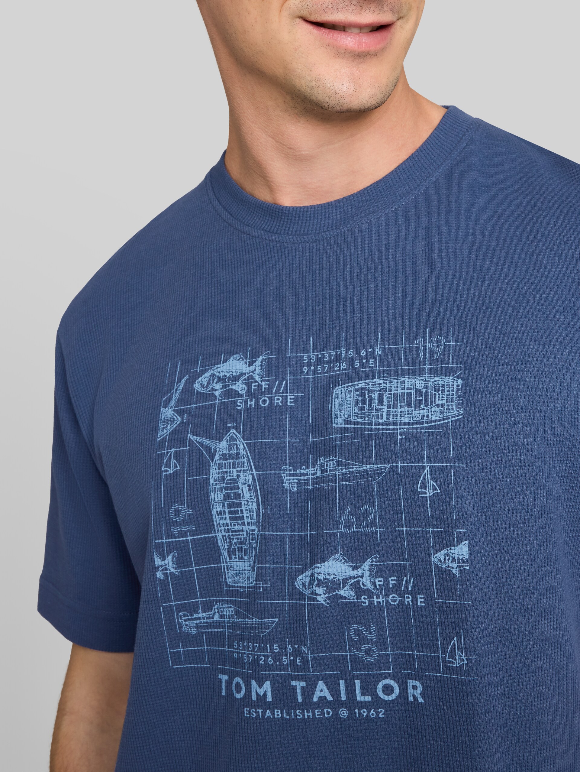 T-Shirt mit Waffelstruktur - Dark Duck Blue - Detail-Model-Ansicht