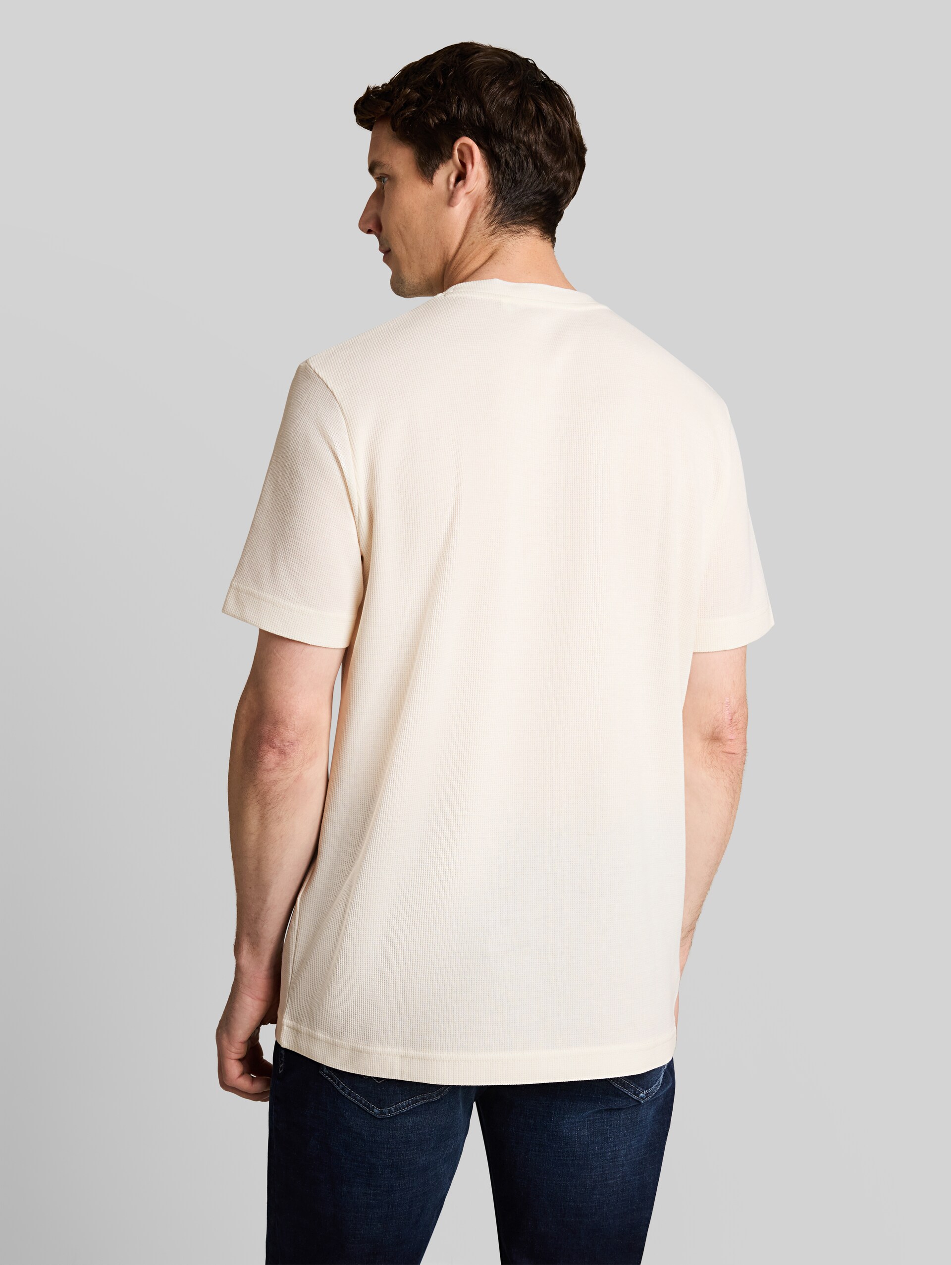 T-Shirt mit Waffelstruktur - Gardenia White - Auschnitt Model-Rückansicht