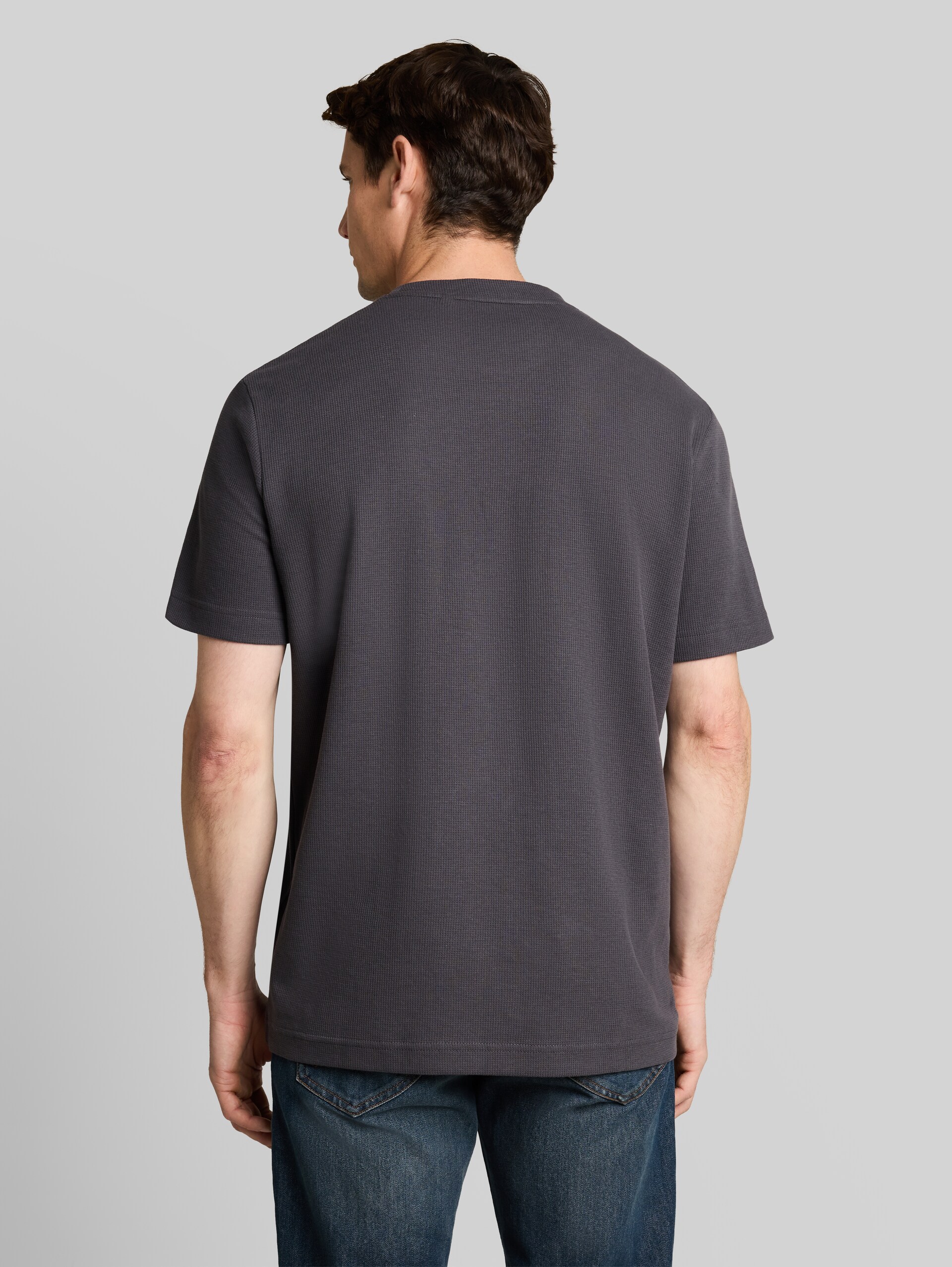 T-Shirt mit Waffelstruktur - Tarmac Grey - Auschnitt Model-Rückansicht