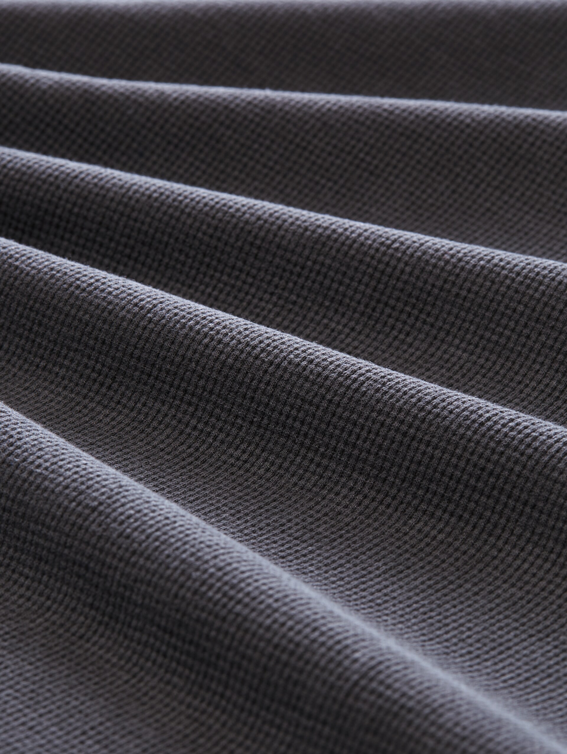 T-Shirt mit Waffelstruktur - Tarmac Grey - Material-Ansicht