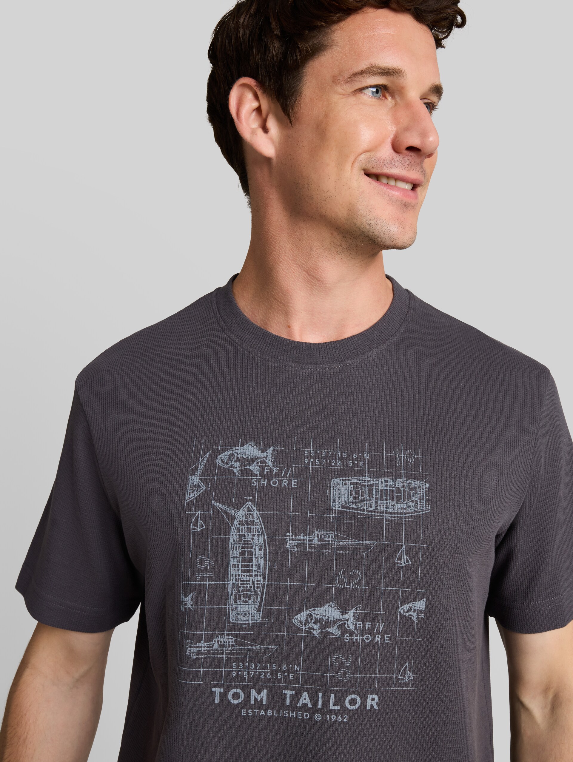 T-Shirt mit Waffelstruktur - Tarmac Grey - Detail-Model-Ansicht