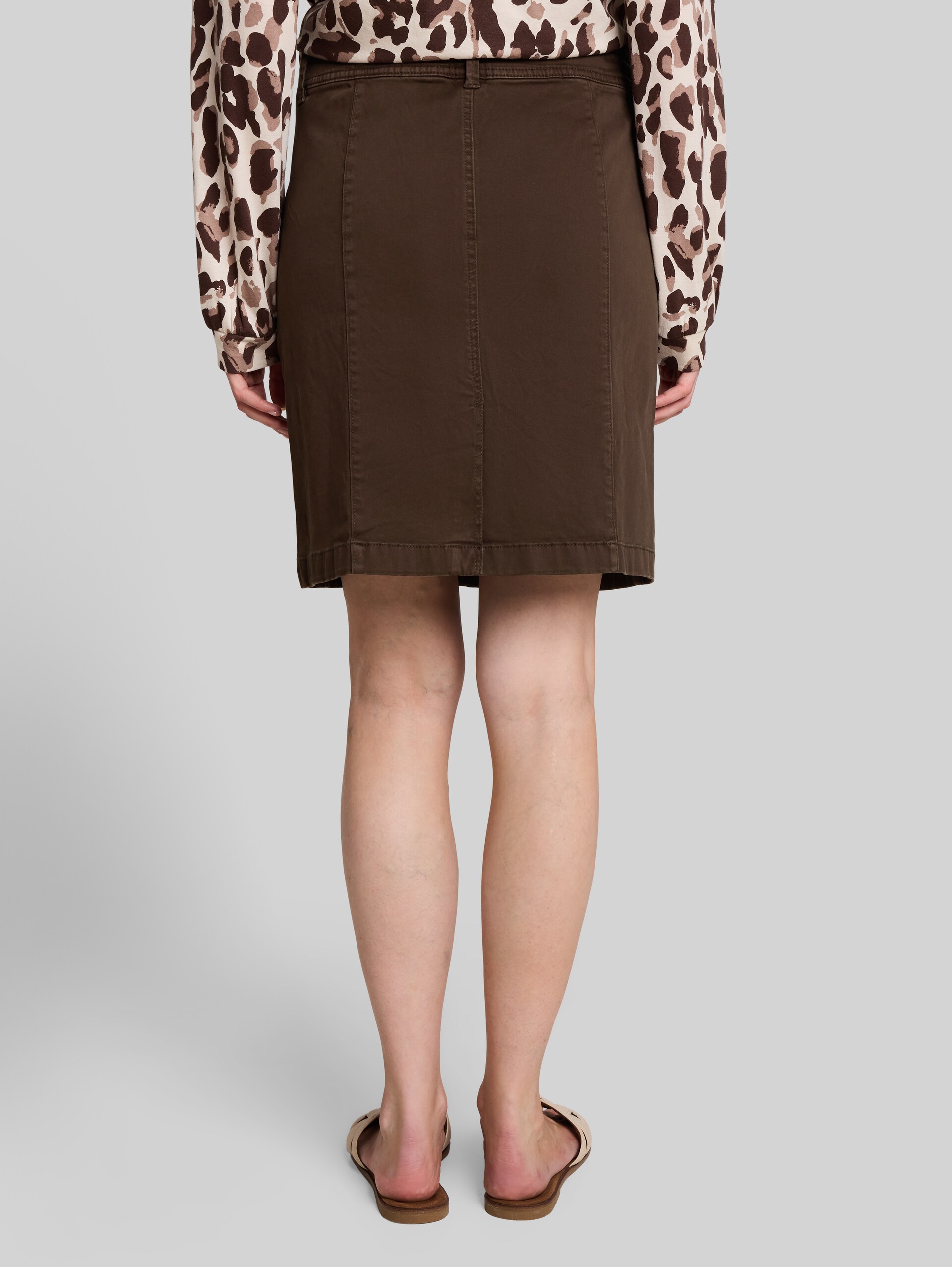 Jupe en sergé avec poches - java dark brown - Découpe Vue arrière du modèle