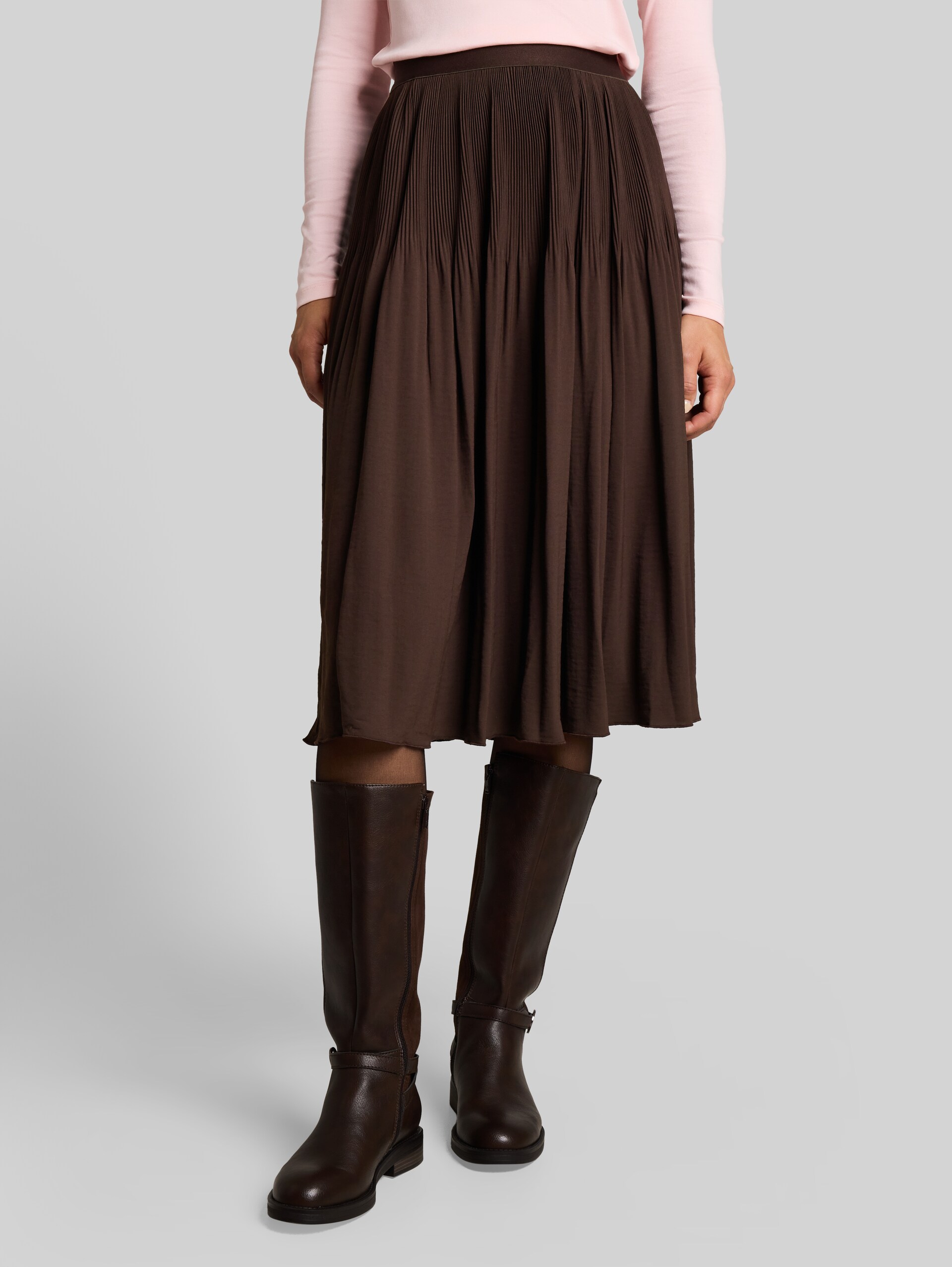 Pleated skirt with elasticated waistband - java dark brown - Neckline model front view