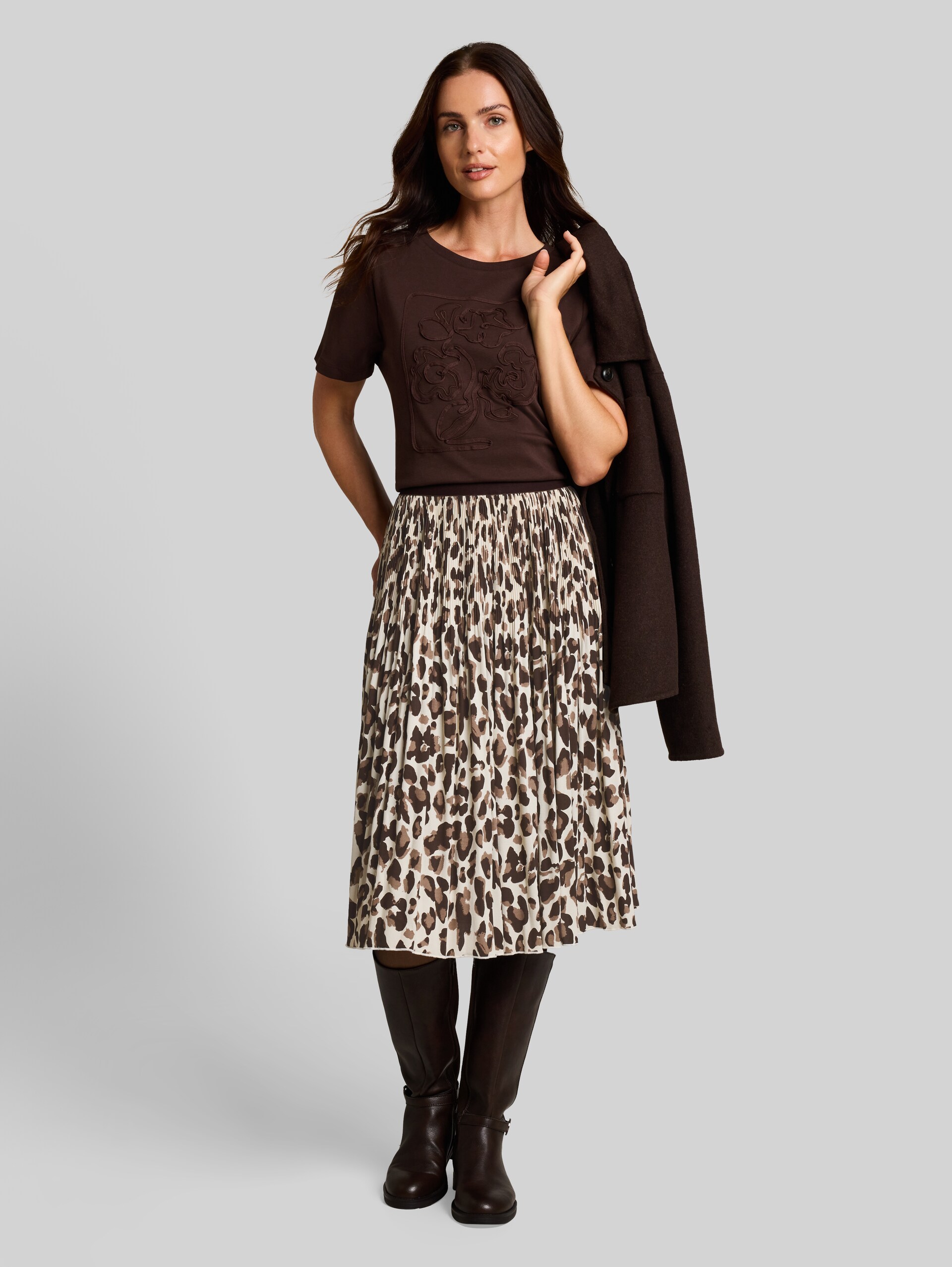 Pleated skirt with elasticated waistband - brown beige leo print - Model front view