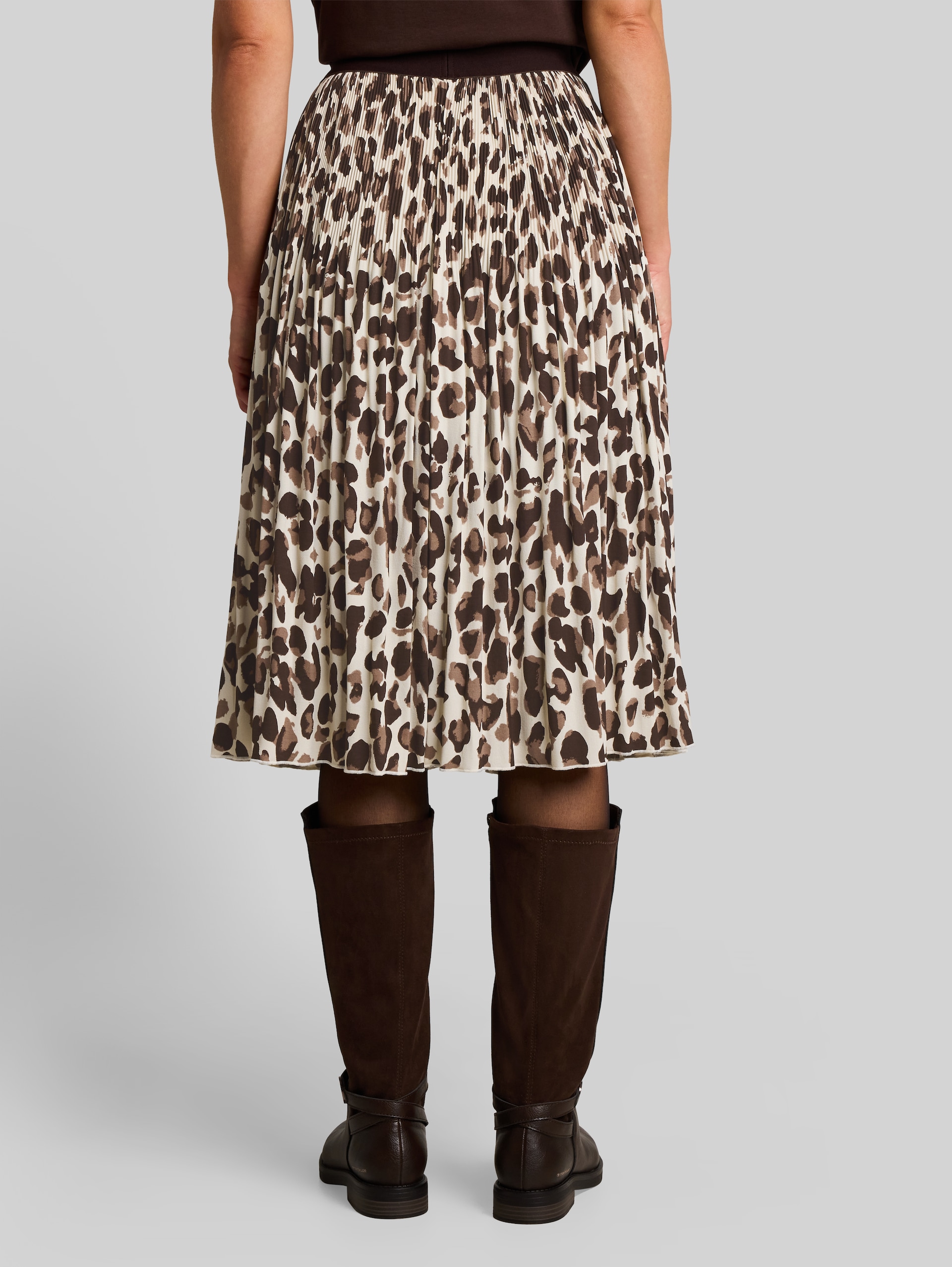Pleated skirt with elasticated waistband - brown beige leo print - Neckline model-back view
