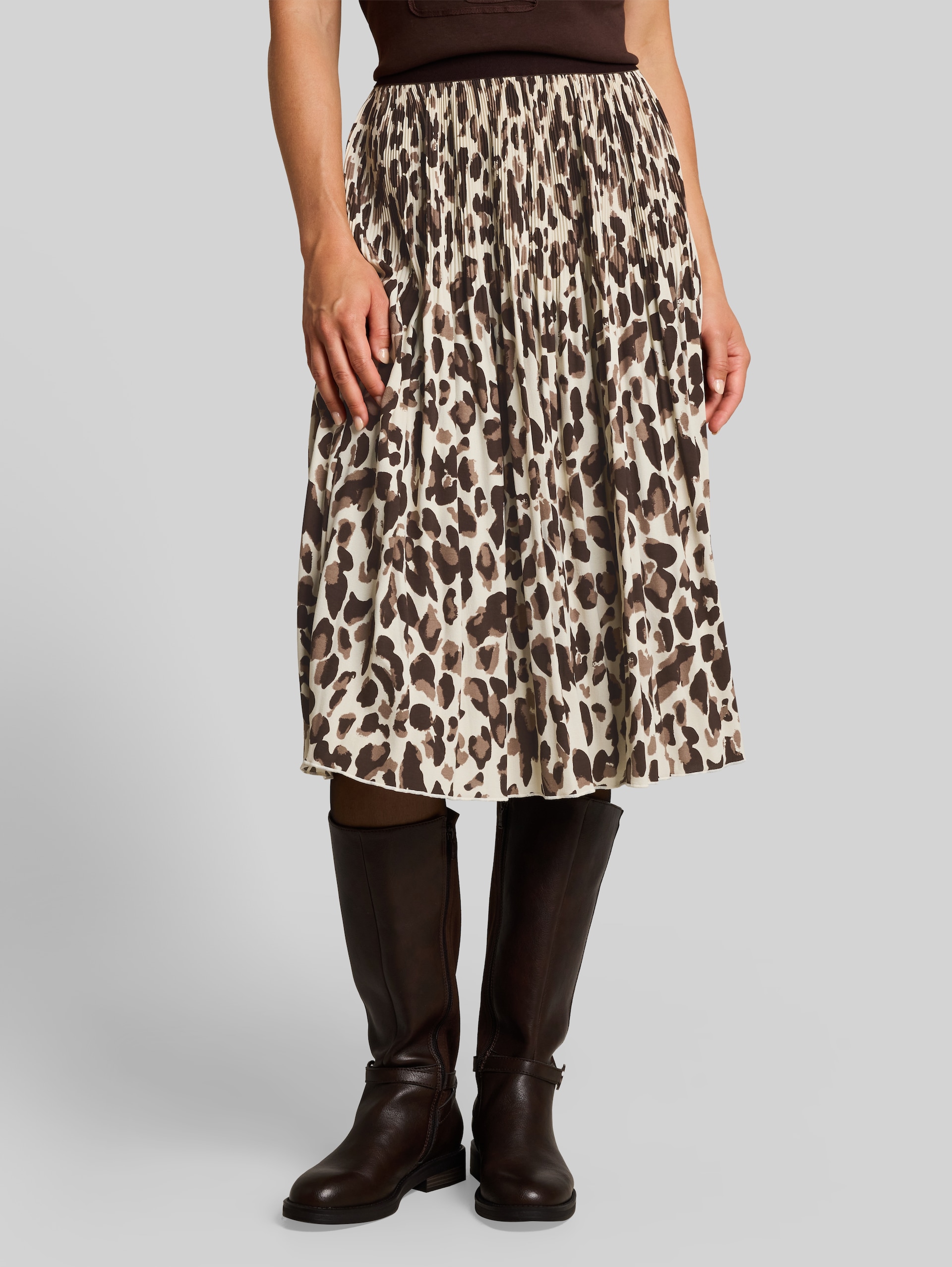 Pleated skirt with elasticated waistband - brown beige leo print - Neckline model front view