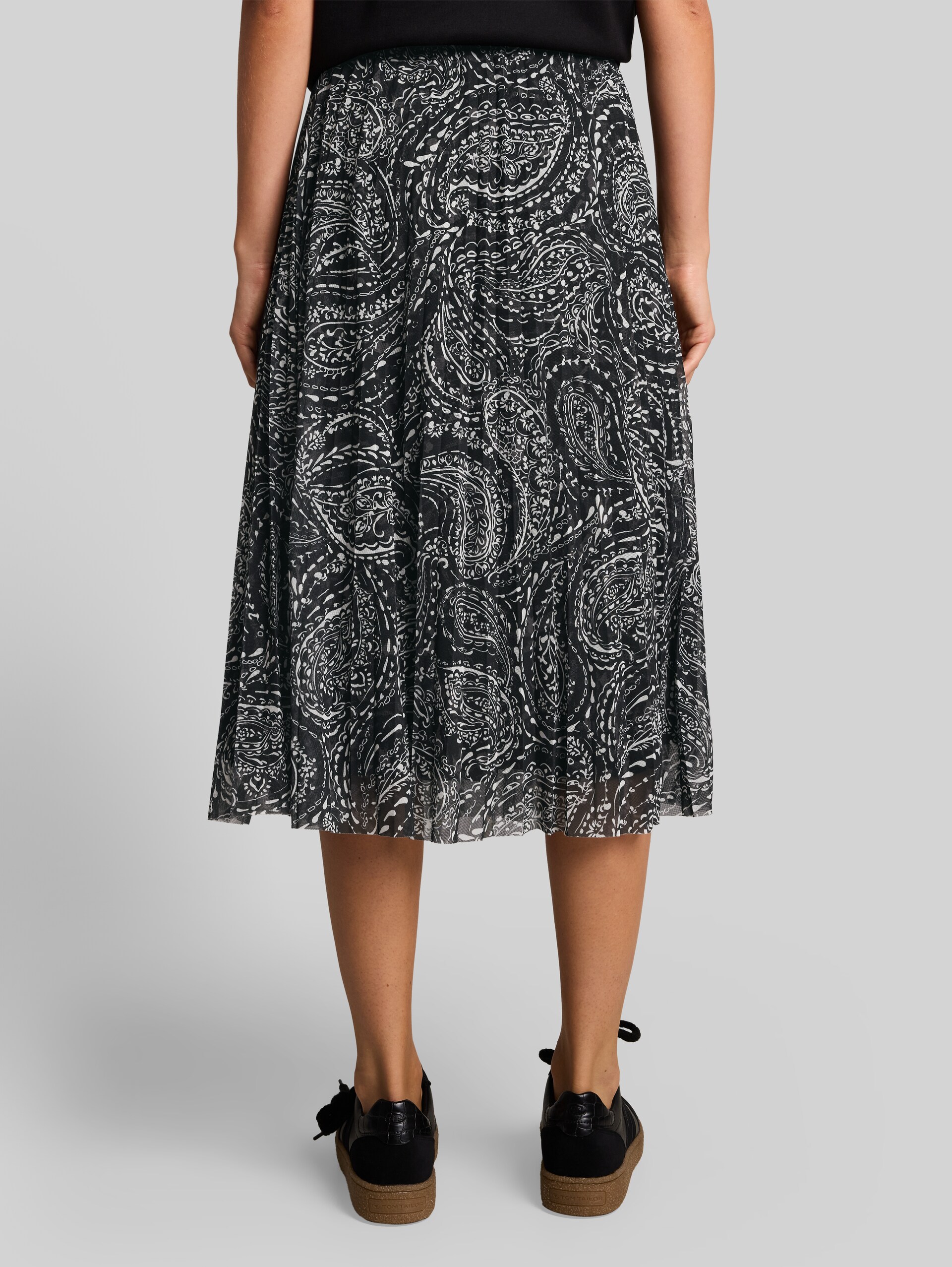 Plissee Midi-Rock mit Paisley-Muster - black paisley - Auschnitt Model-Rückansicht