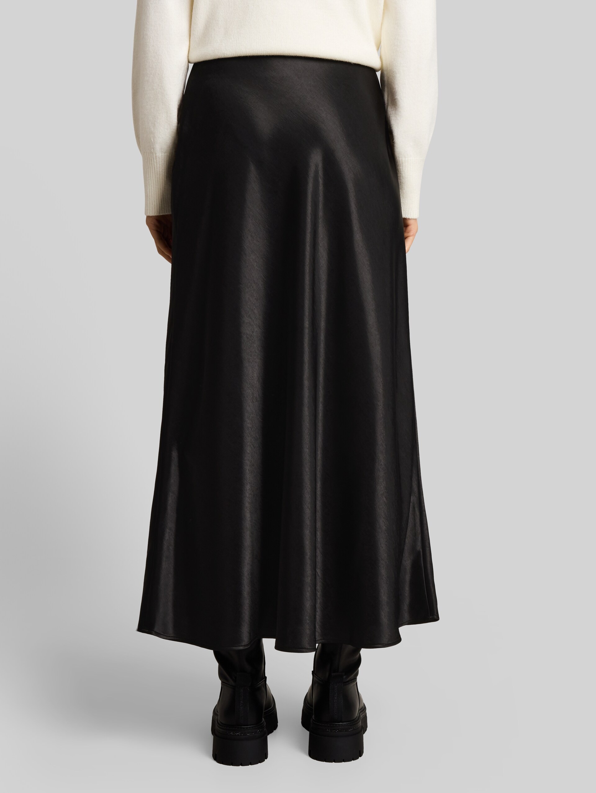 Satin Maxi-Rock - deep black - Auschnitt Model-Rückansicht