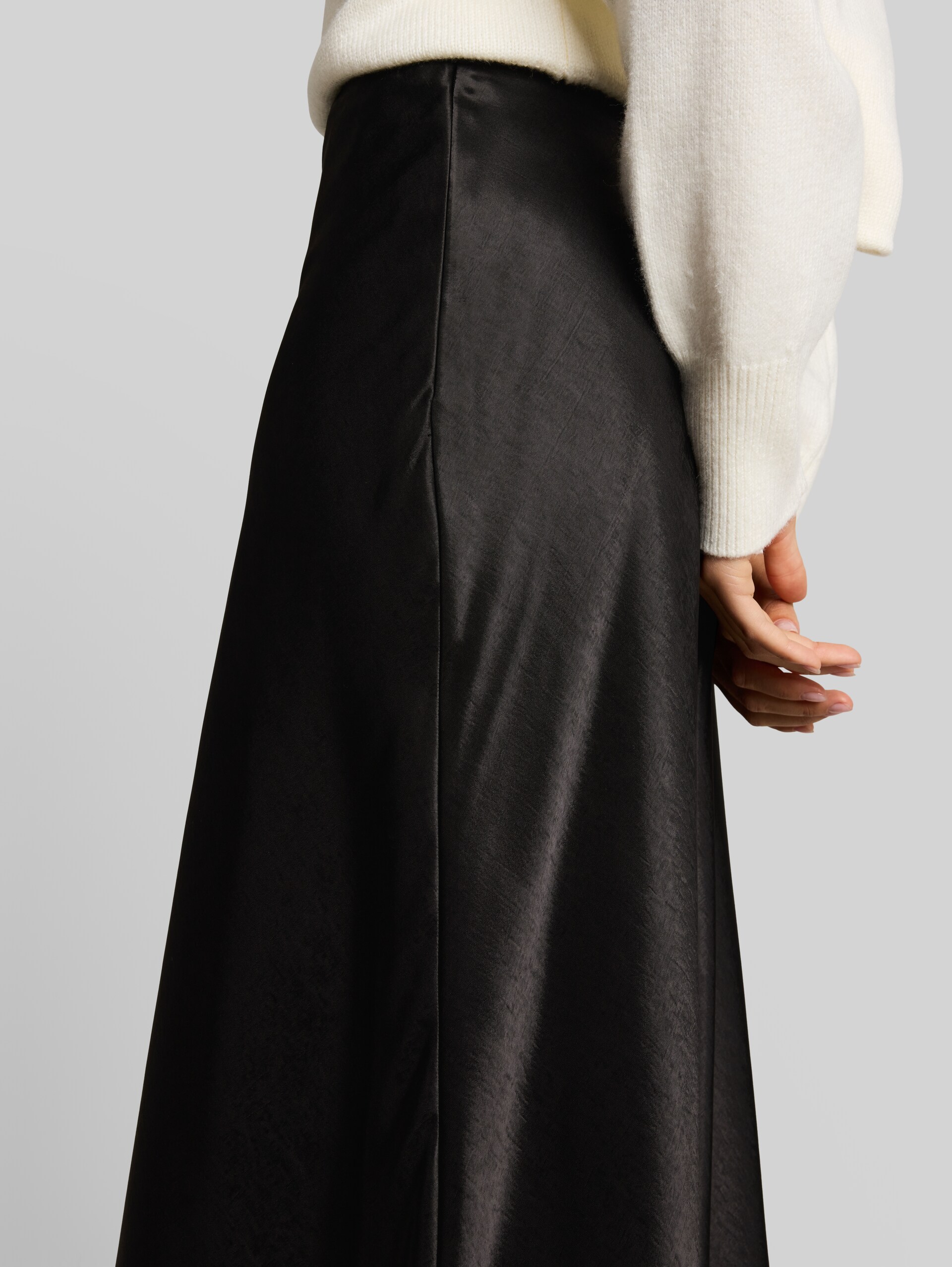 Satin Maxi-Rock - deep black - Detail-Model-Ansicht