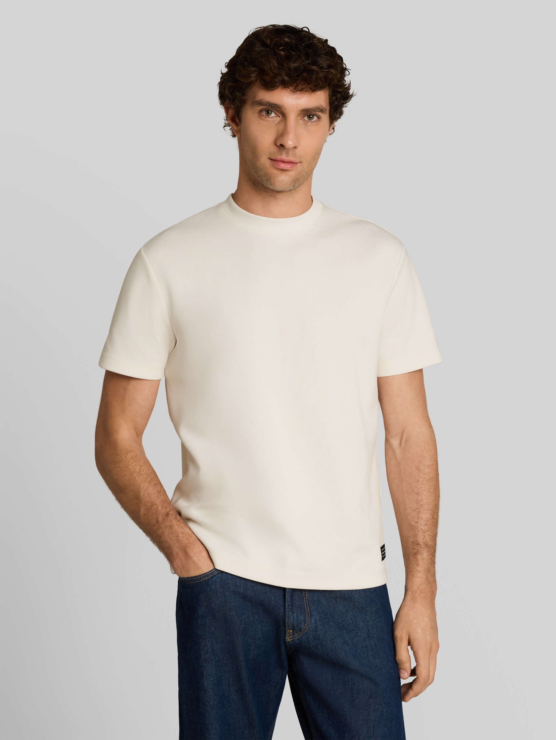 Relaxed Fit Sweatshirt mit kurzen Ärmeln - Gardenia White - Ausschnitt Model-Vorderansicht