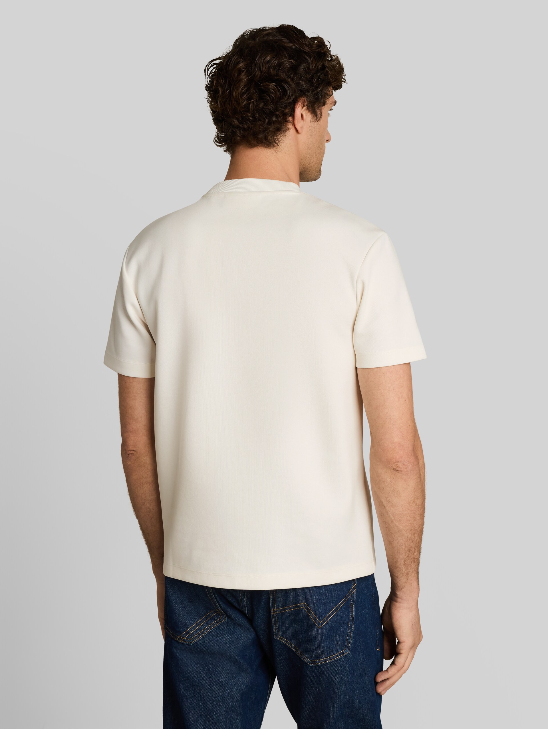 Relaxed Fit Sweatshirt mit kurzen Ärmeln - Gardenia White - Auschnitt Model-Rückansicht