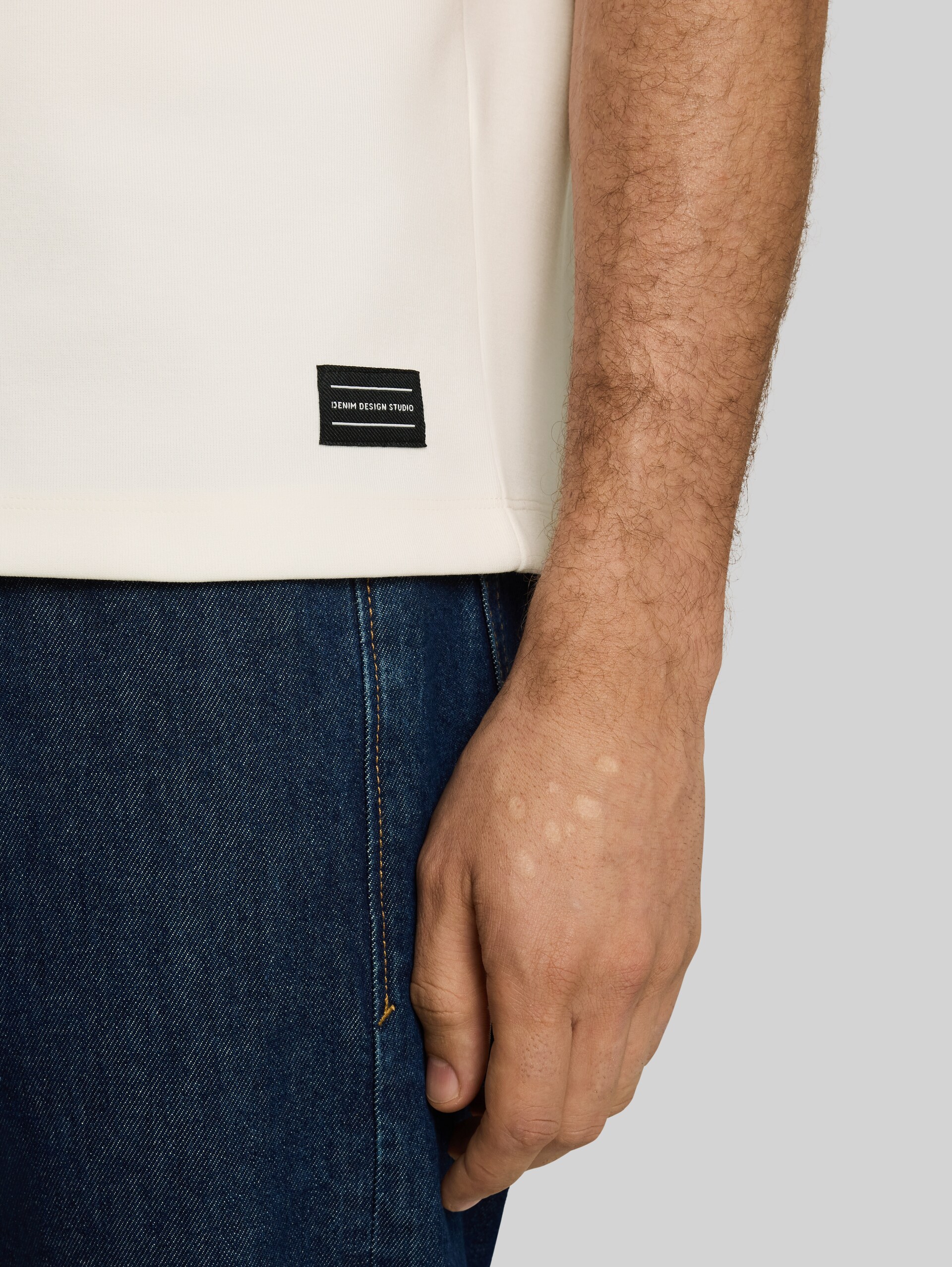 Relaxed Fit Sweatshirt mit kurzen Ärmeln - Gardenia White - Detail-Model-Ansicht