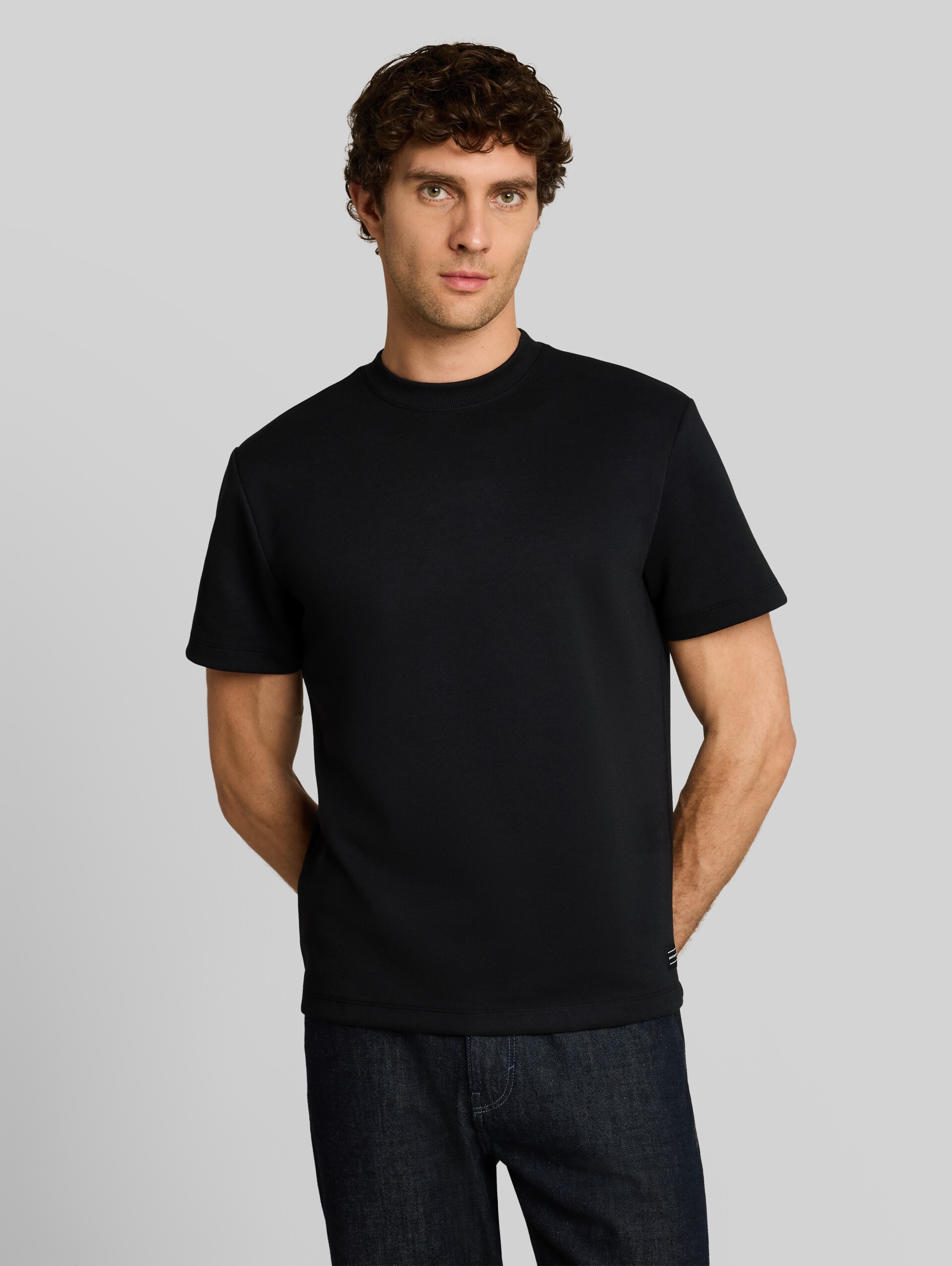 Relaxed Fit Sweatshirt mit kurzen Ärmeln - Black - Ausschnitt Model-Vorderansicht