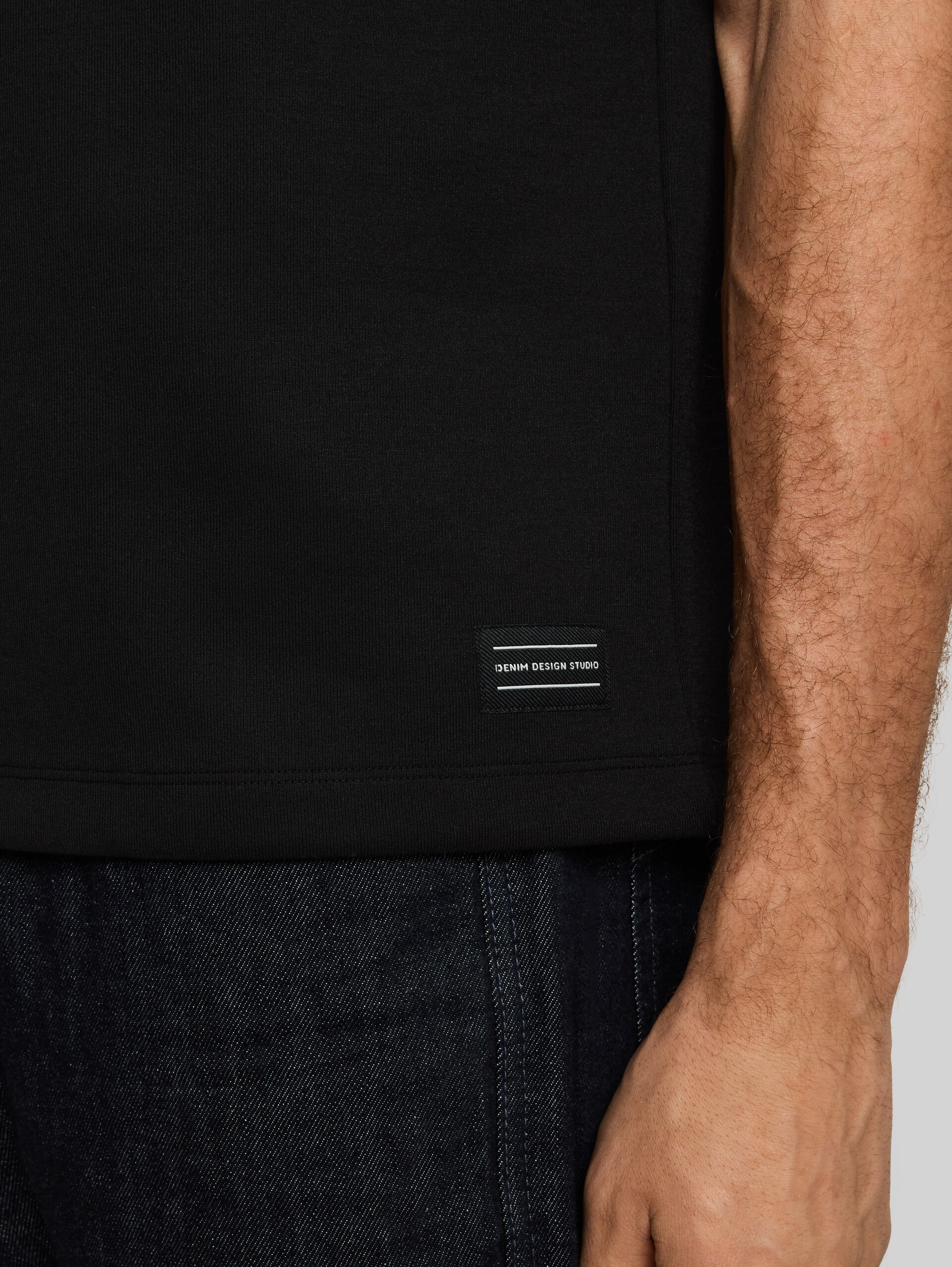 Relaxed Fit Sweatshirt mit kurzen Ärmeln - Black - Detail-Model-Ansicht