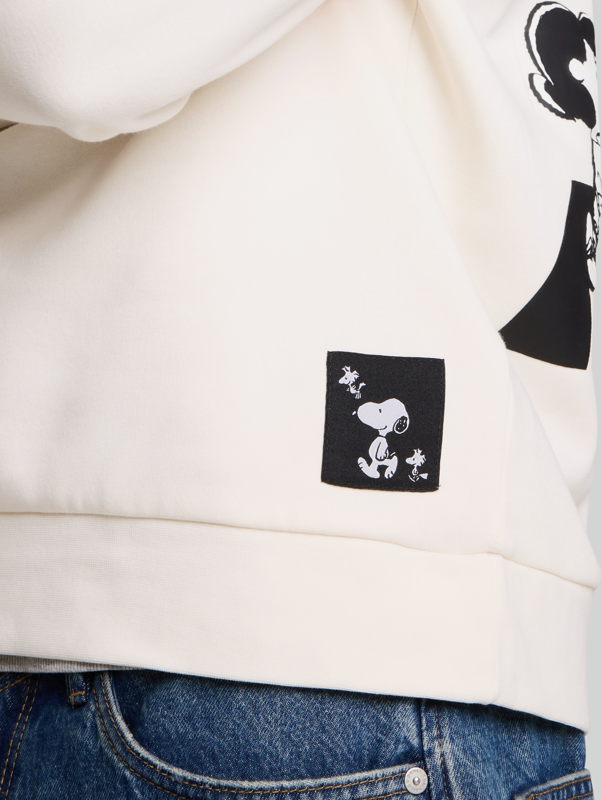 Relaxed Fit Hoodie Sweatshirt mit Snoopy-Rückenprint - Gardenia White - Detail-Model-Ansicht