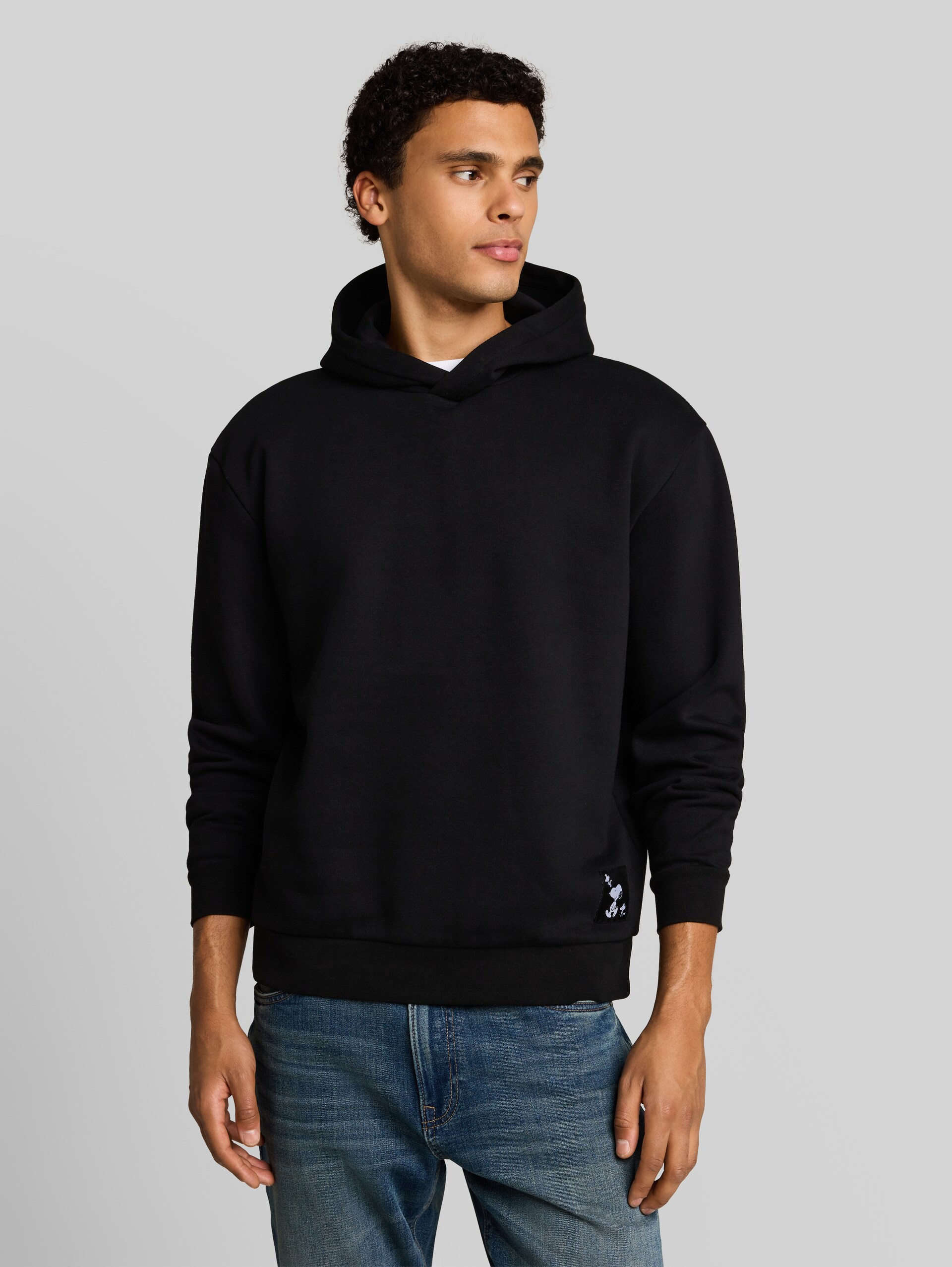 Relaxed Fit Hoodie Sweatshirt mit Snoopy-Rückenprint - Black - Ausschnitt Model-Vorderansicht