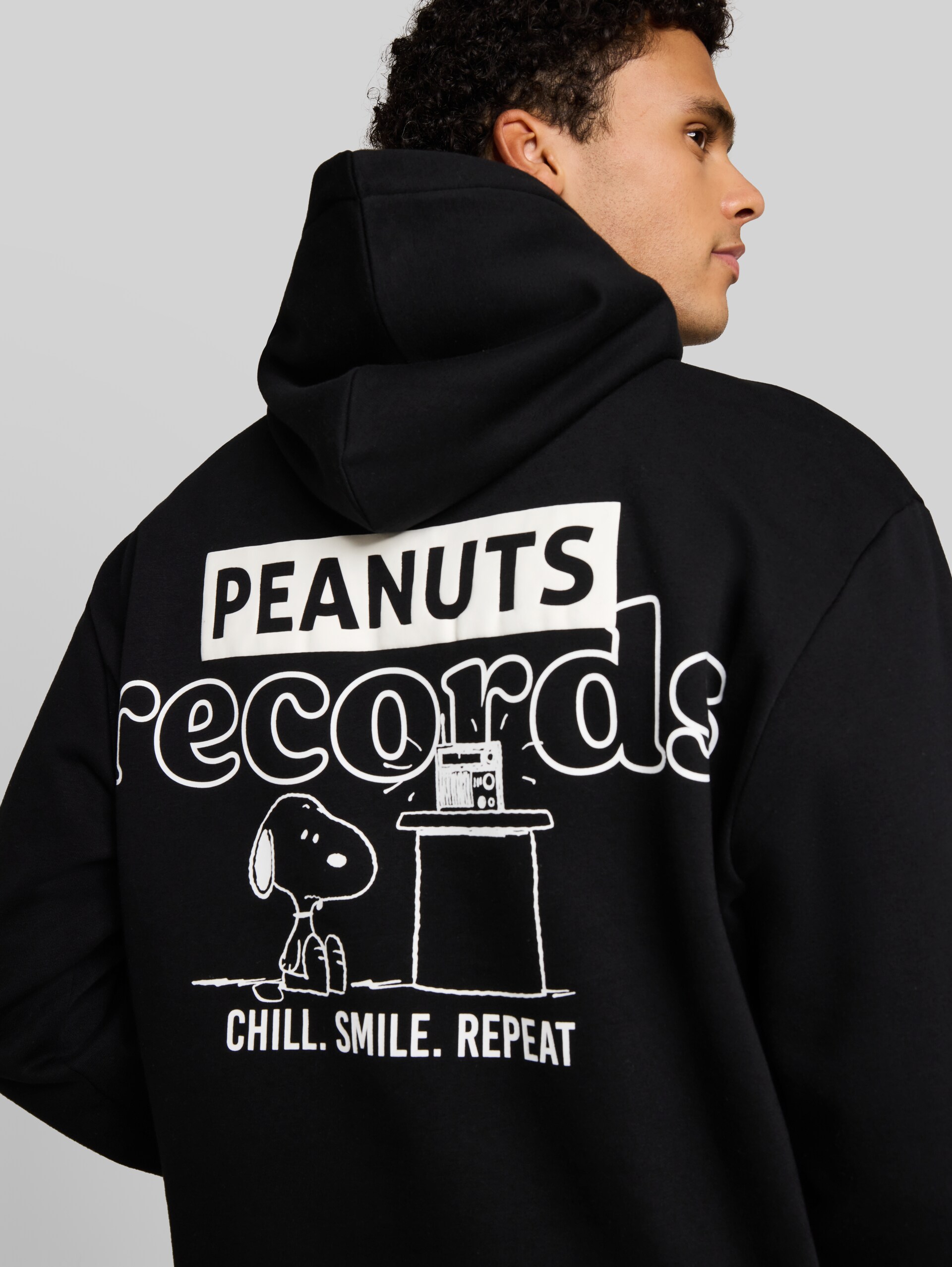 Relaxed Fit Hoodie Sweatshirt mit Snoopy-Rückenprint - Black - Detail-Model-Ansicht