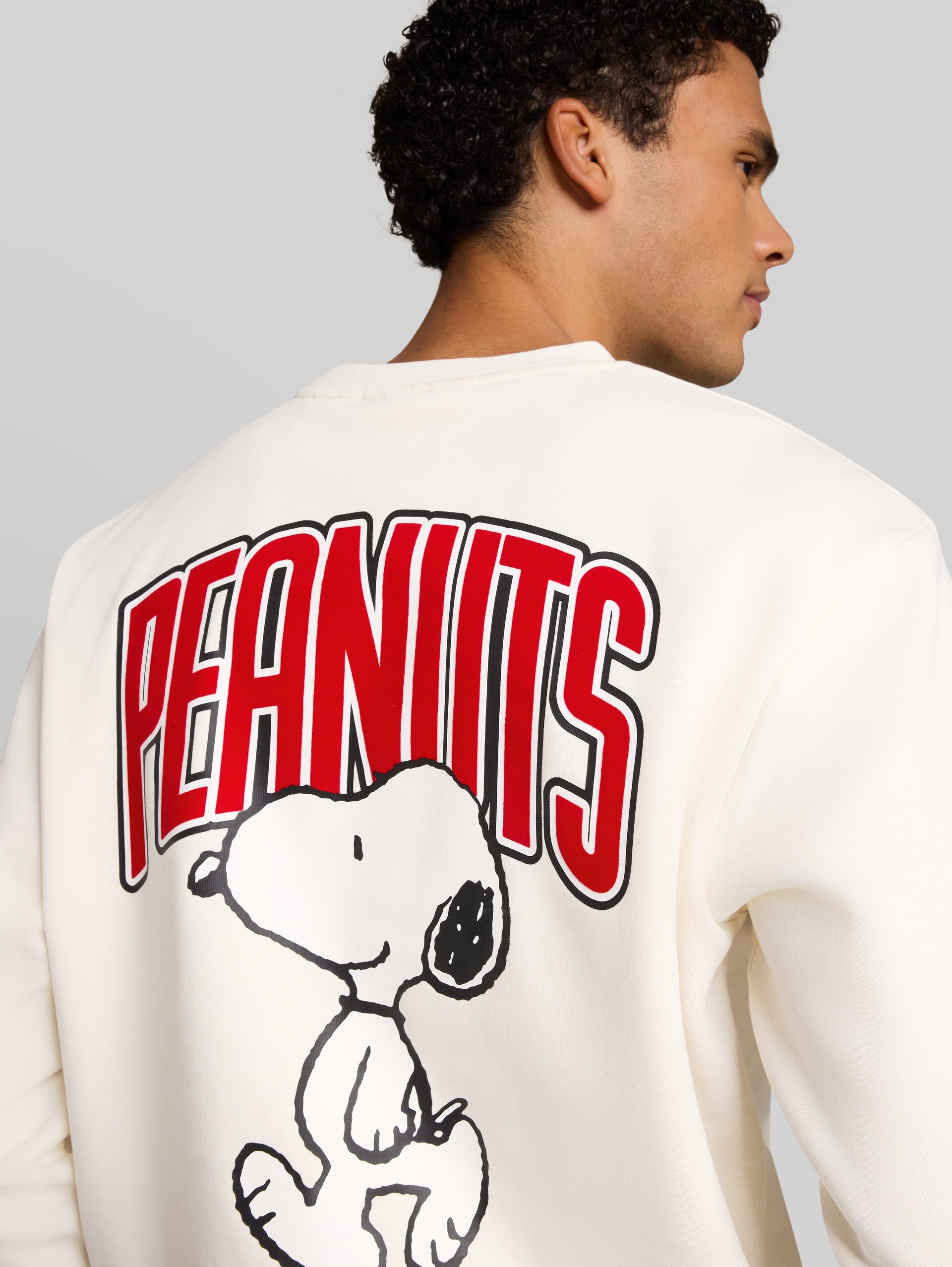 Relaxed Fit Sweatshirt mit Snoopy-Rückenprint - Gardenia White - Detail-Model-Ansicht