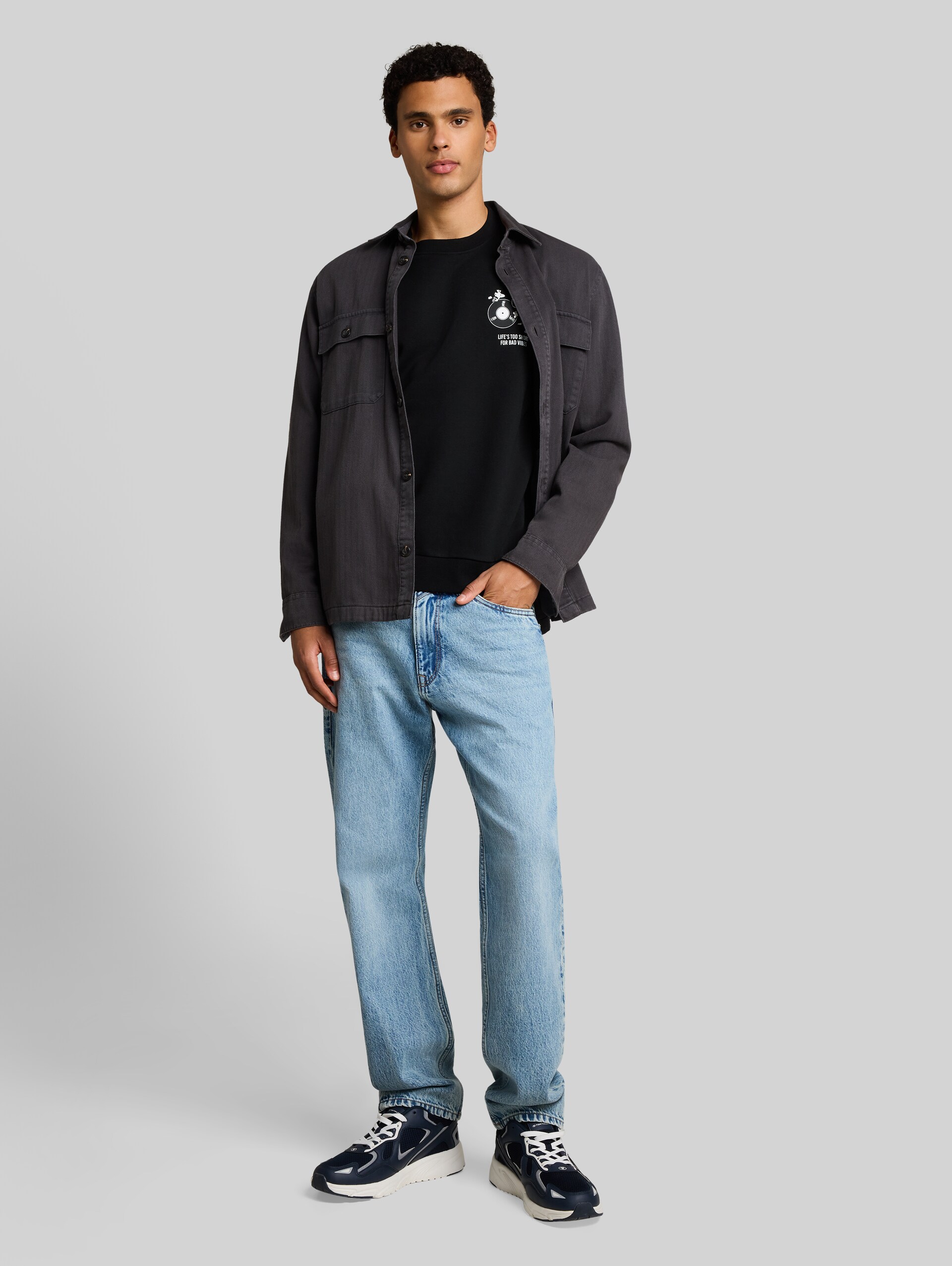 Relaxed Fit Sweatshirt mit Snoopy-Rückenprint - Black - Model-Vorderansicht