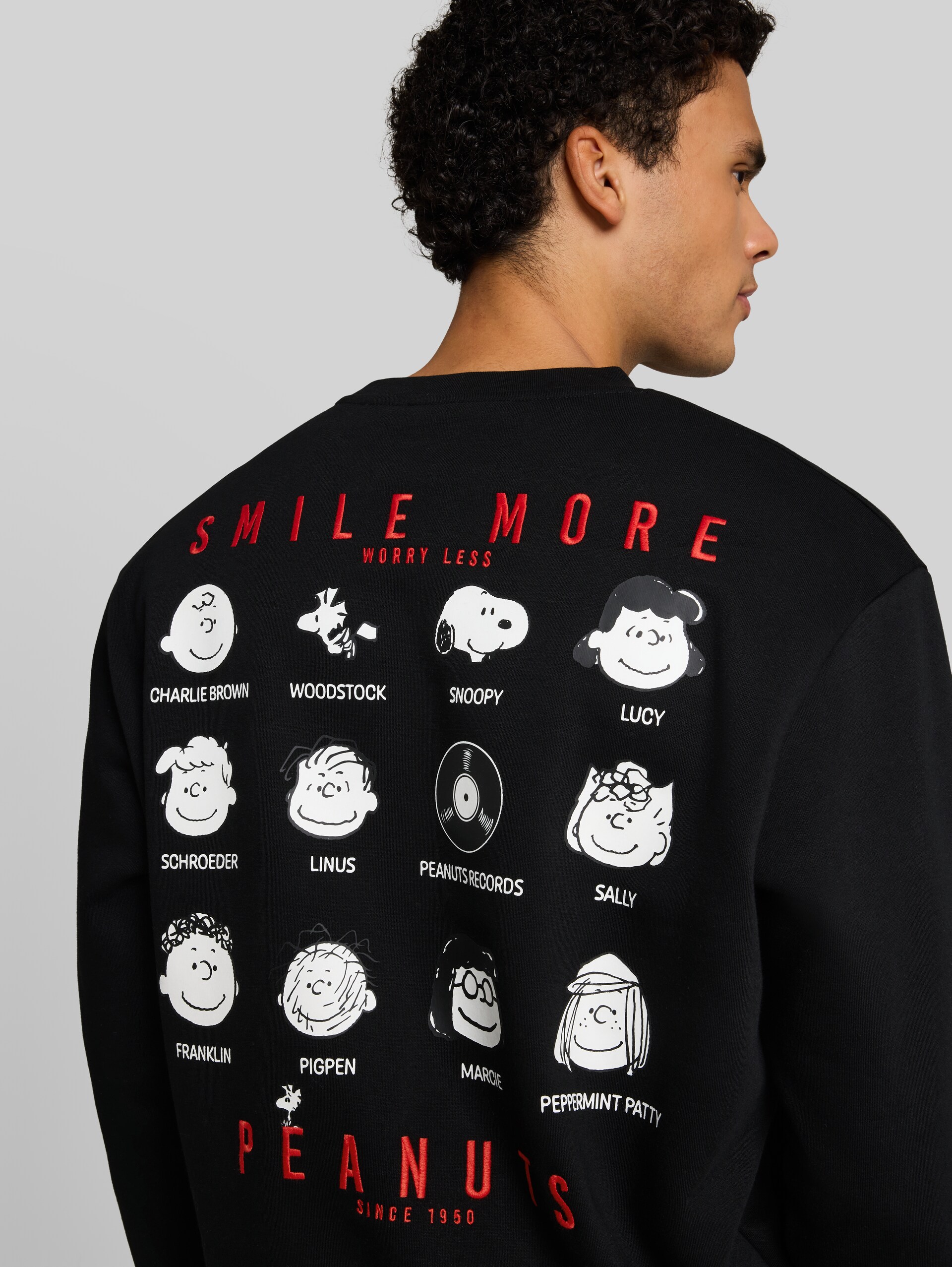 Relaxed Fit Sweatshirt mit Snoopy-Rückenprint - Black - Detail-Model-Ansicht