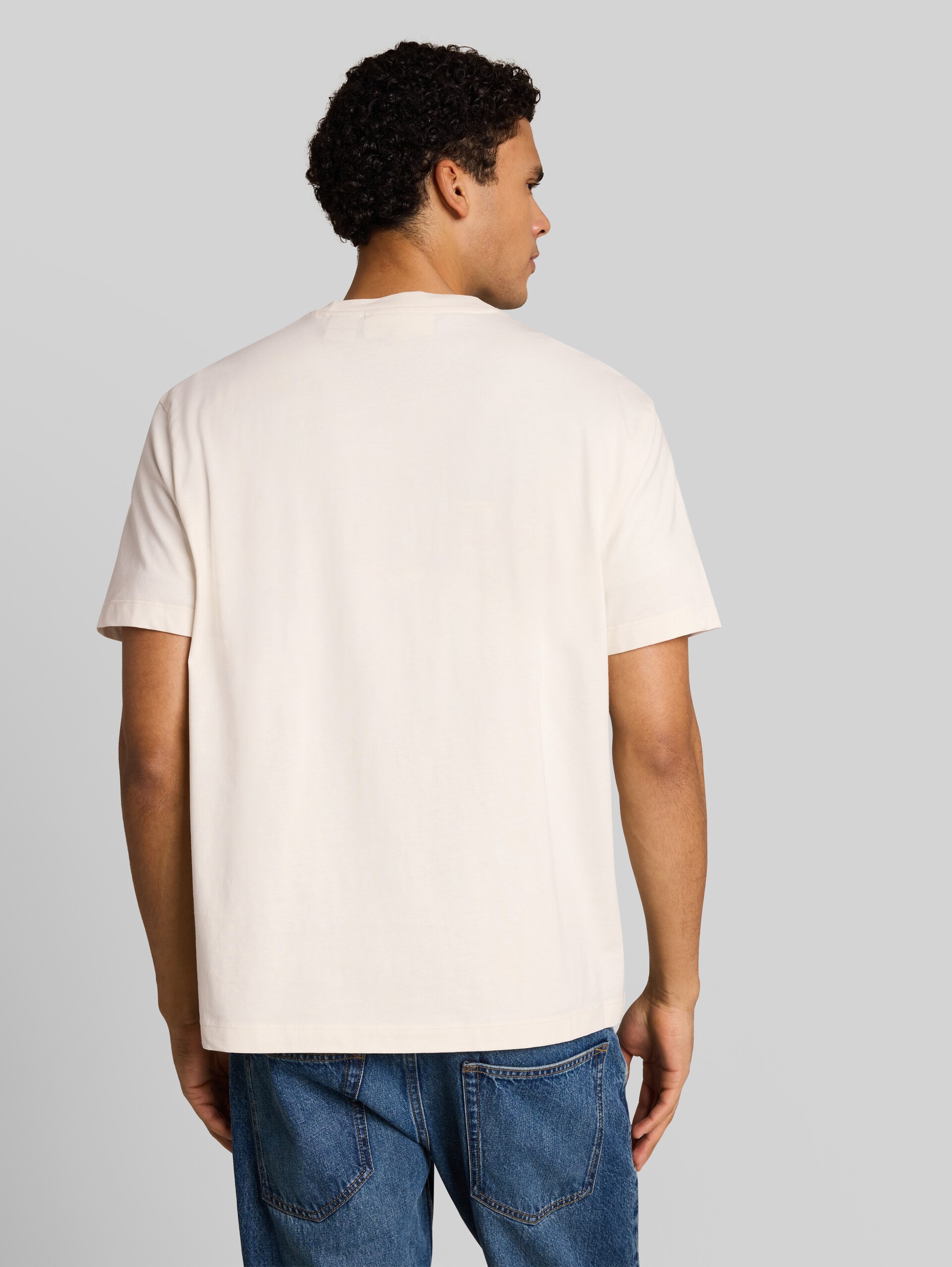 Relaxed Fit T-Shirt mit Snoopy-Print - Gardenia White - Auschnitt Model-Rückansicht