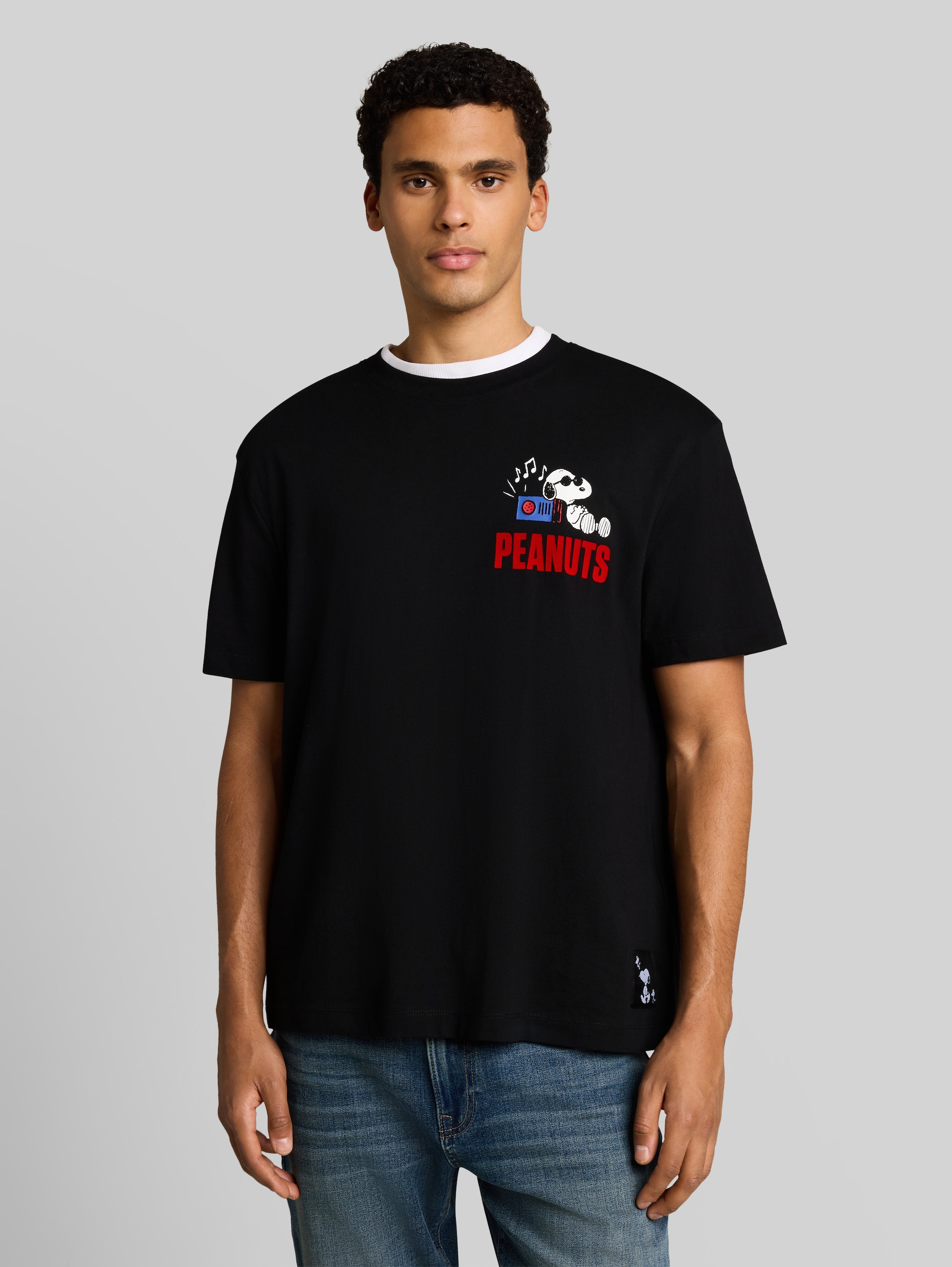 Relaxed Fit T-Shirt mit Snoopy-Print - Black - Ausschnitt Model-Vorderansicht