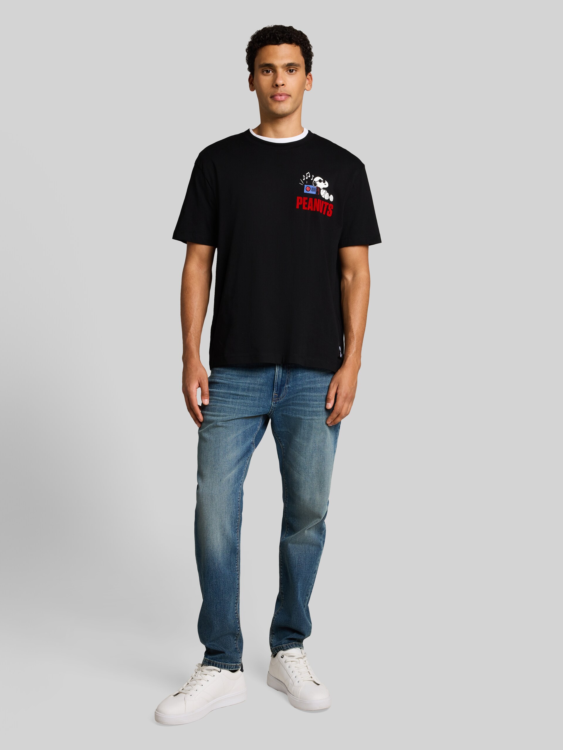 Relaxed Fit T-Shirt mit Snoopy-Print - Black - Model-Vorderansicht