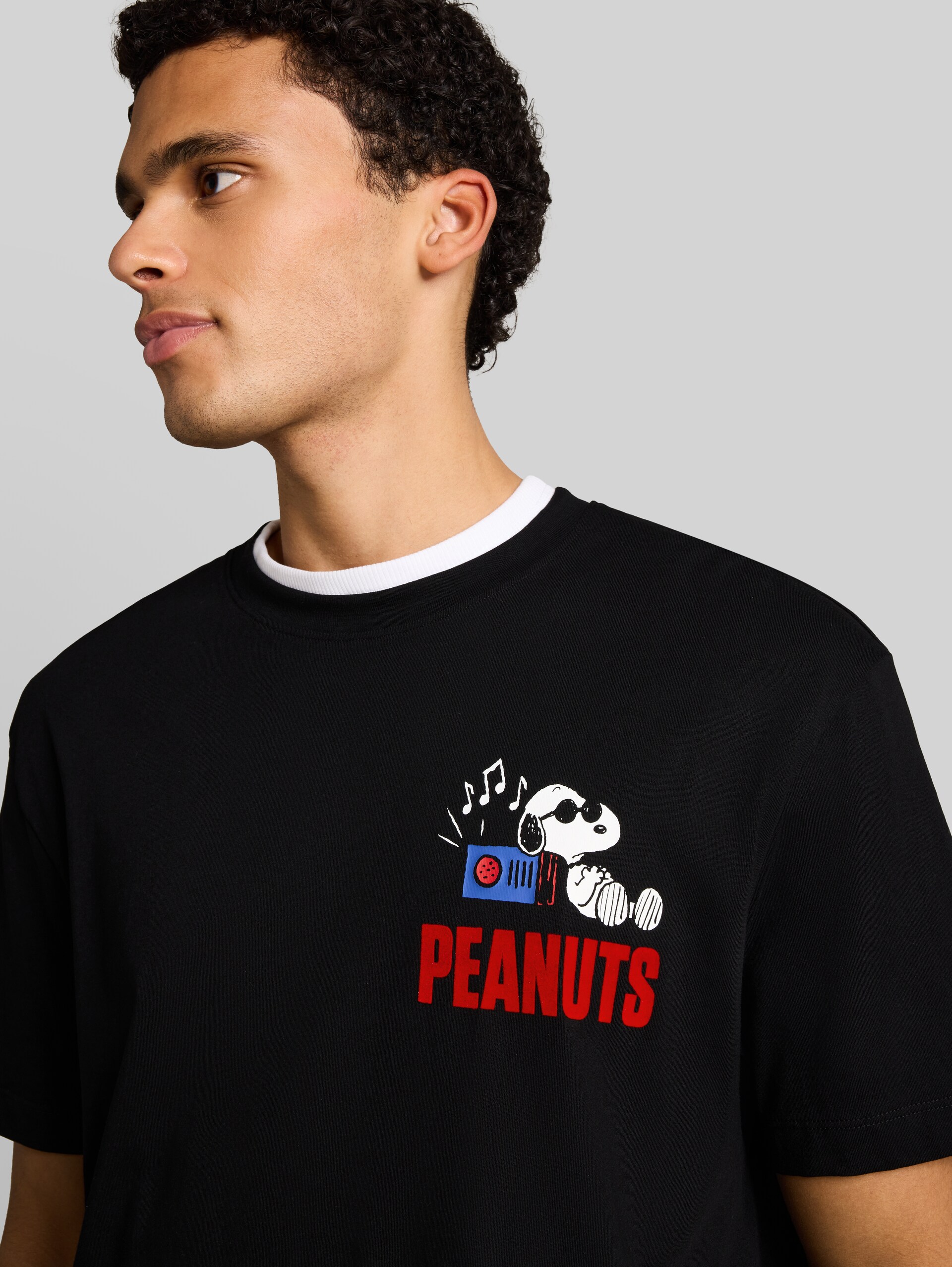 Relaxed Fit T-Shirt mit Snoopy-Print - Black - Detail-Model-Ansicht