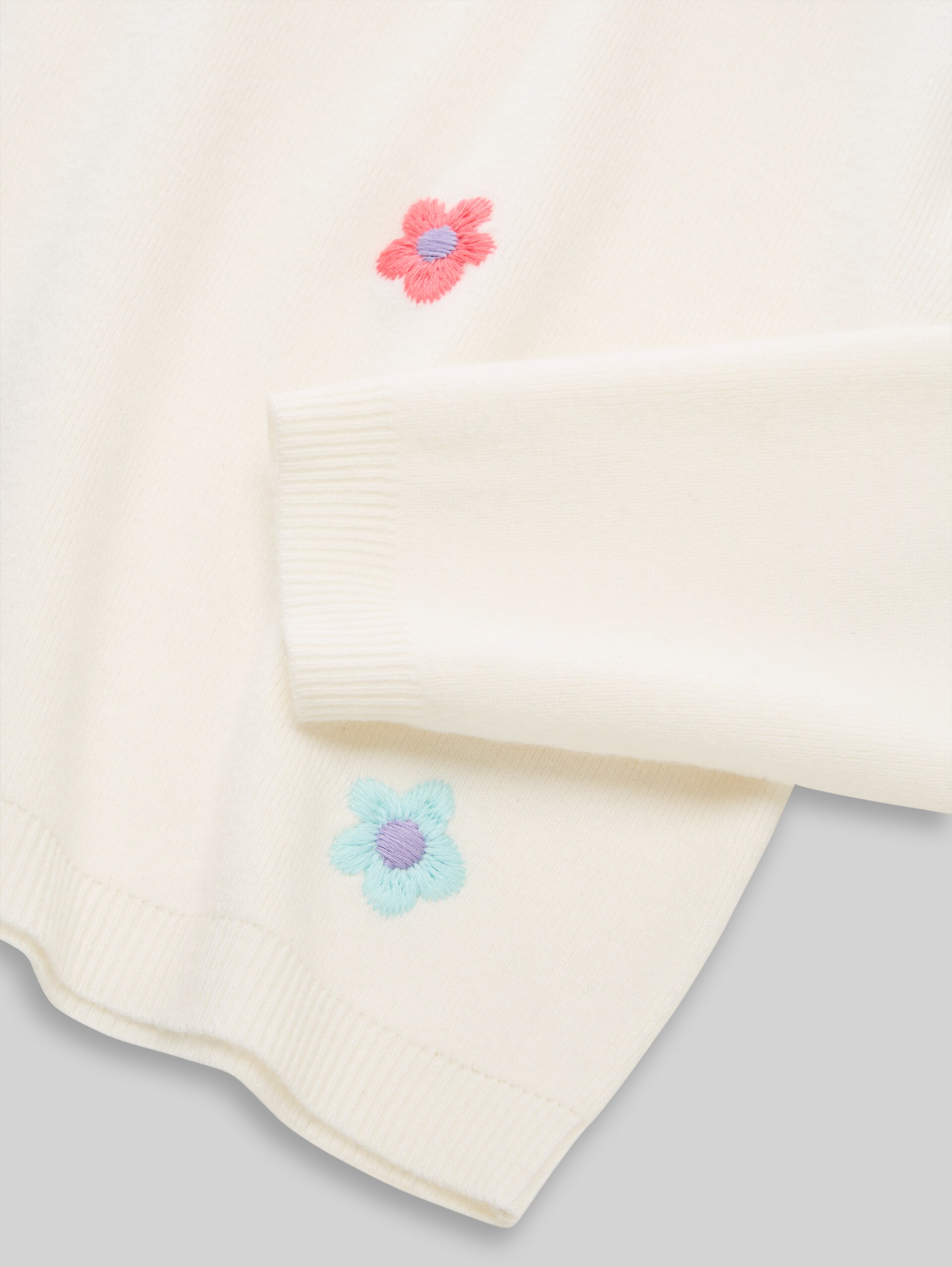 Strickpullover mit Blumen-Stickerei - Gardenia White - Detail-Model-Ansicht