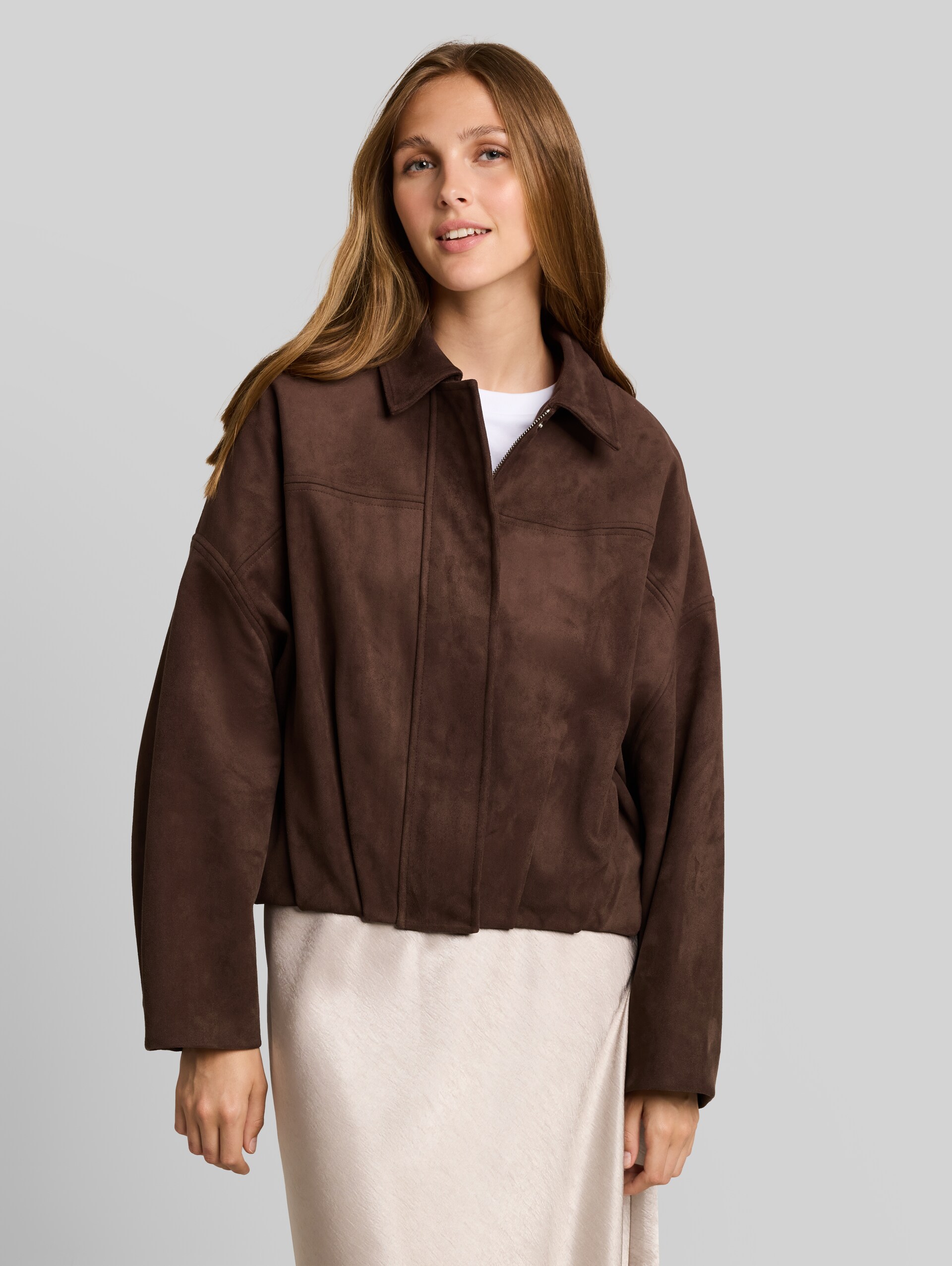 Loose Fit Jacke in Wildleder-Optik - cool dark brown - Model-Vorderansicht