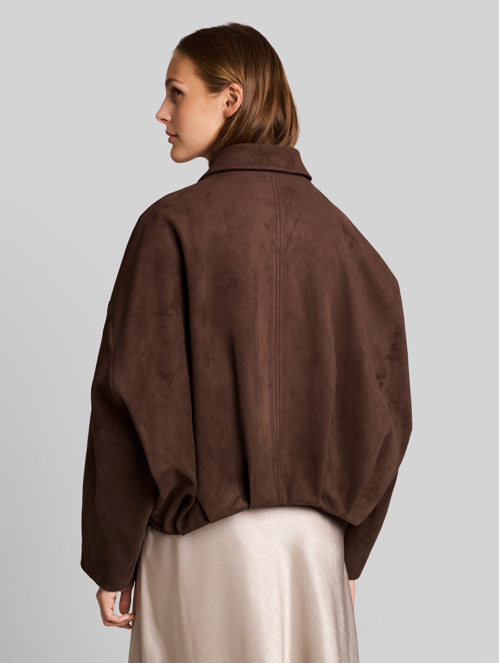 Loose Fit Jacke in Wildleder-Optik - cool dark brown - Model-Rückansicht
