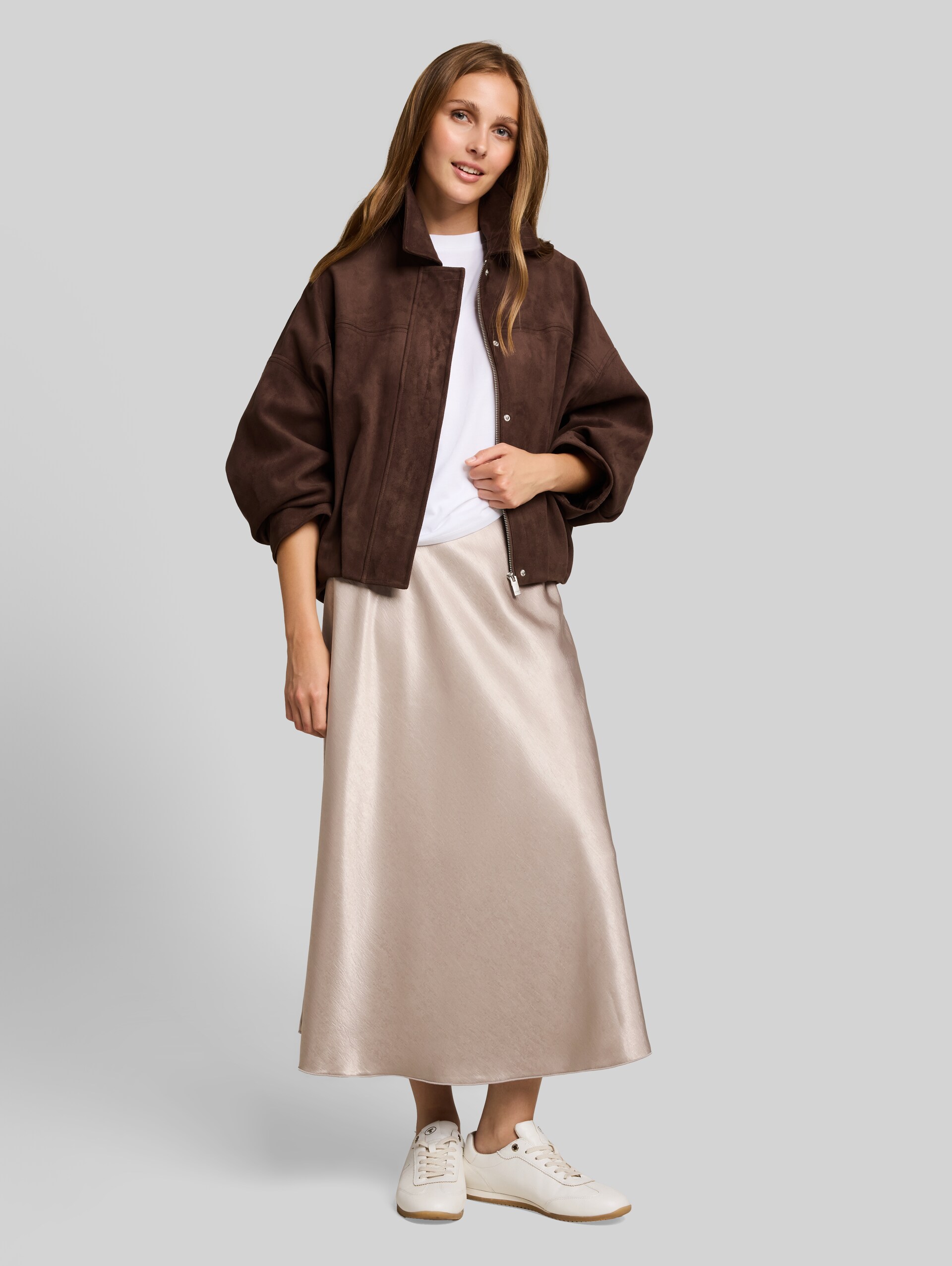 Loose Fit Jacke in Wildleder-Optik - cool dark brown - seitliche Model-Ansicht