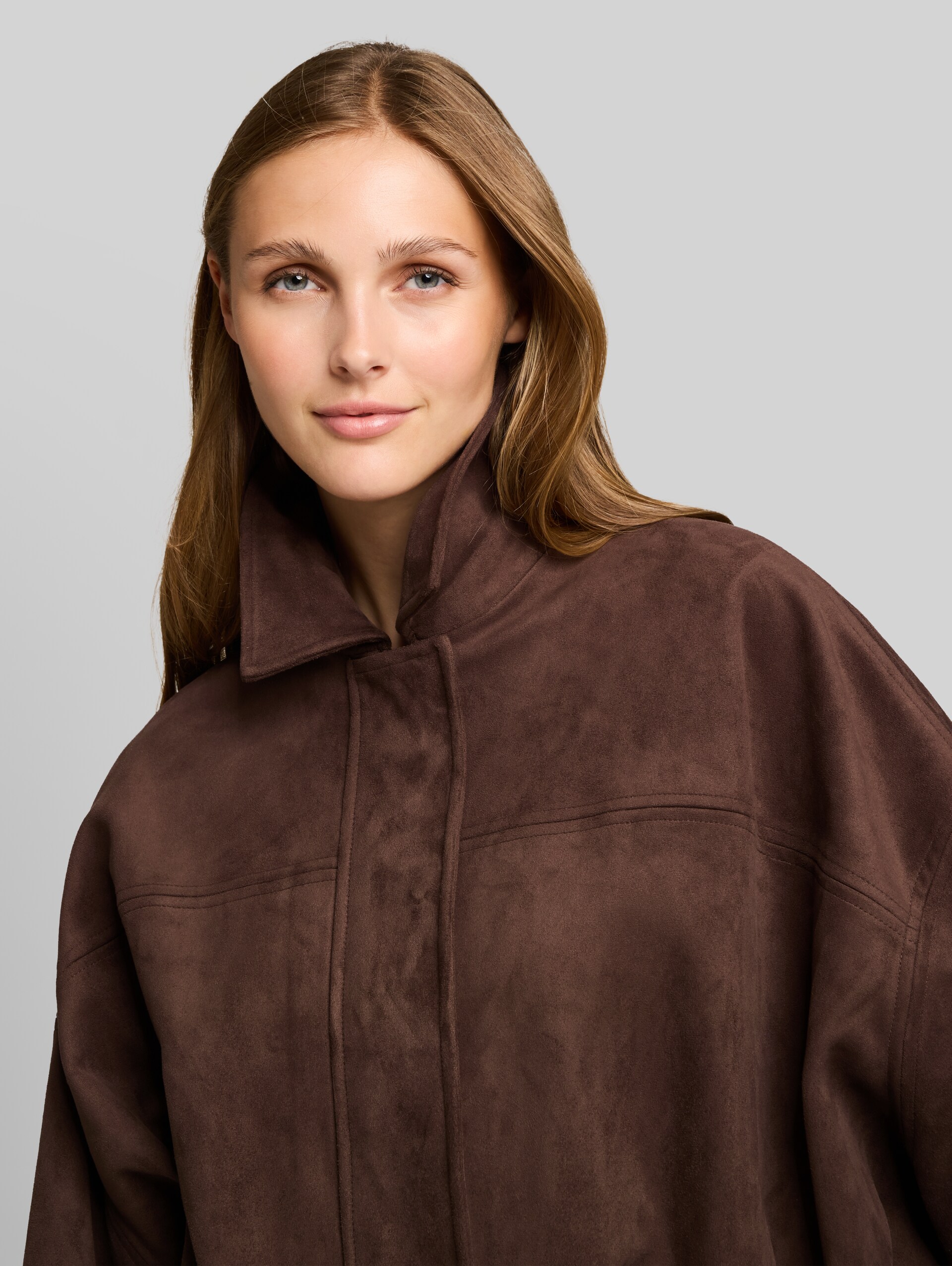 Loose Fit Jacke in Wildleder-Optik - cool dark brown - Detail-Model-Ansicht