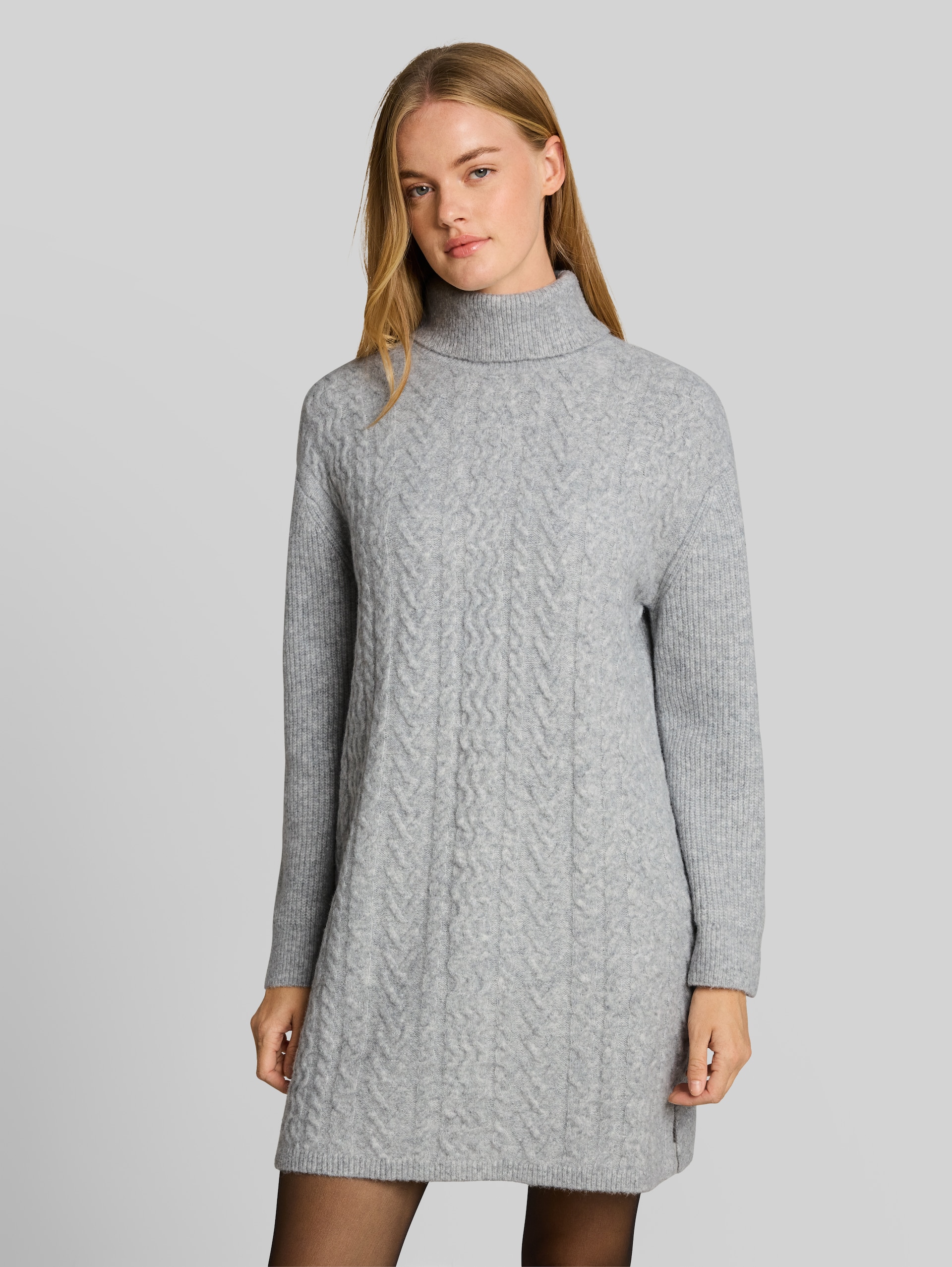 Mini-robe en maille ample à motif torsadé - Light Soft Grey Melange - Vue de face du modèle
