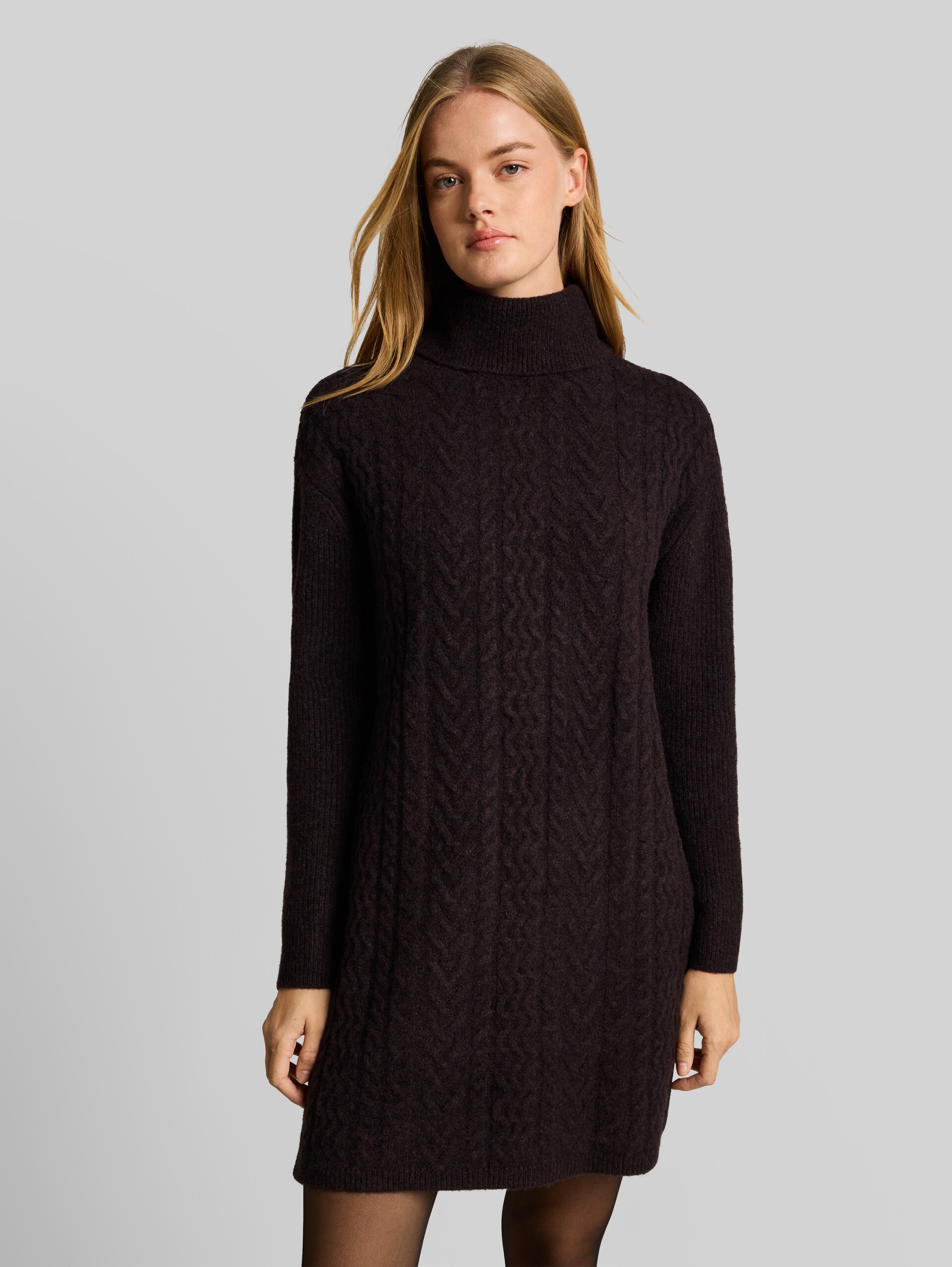 Loose Fit Mini-Strickkleid mit Zopfmuster - dark plum melange - Model-Vorderansicht