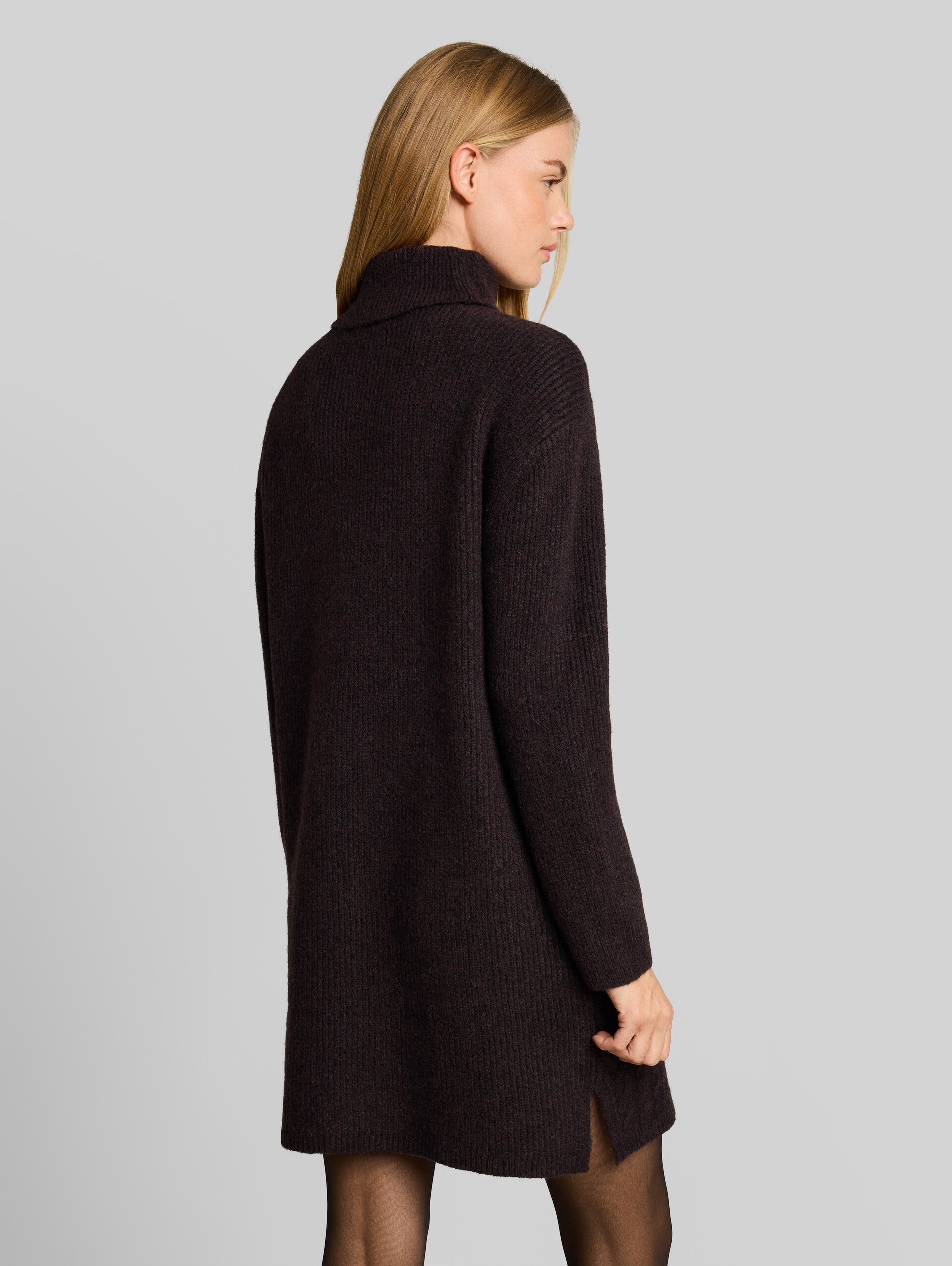 Loose Fit Mini-Strickkleid mit Zopfmuster - dark plum melange - Model-Rückansicht