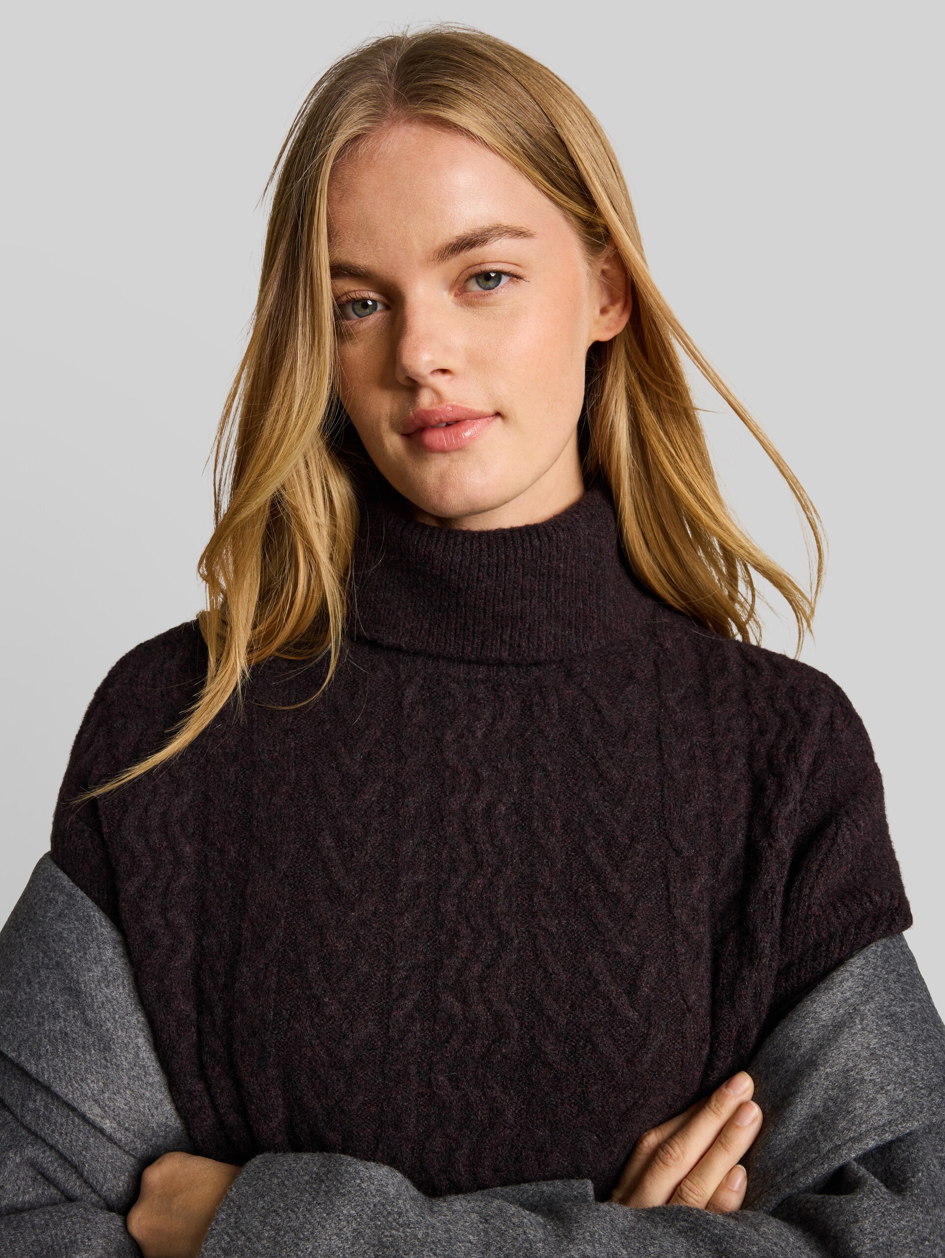 Loose Fit Mini-Strickkleid mit Zopfmuster - dark plum melange - Detail-Model-Ansicht