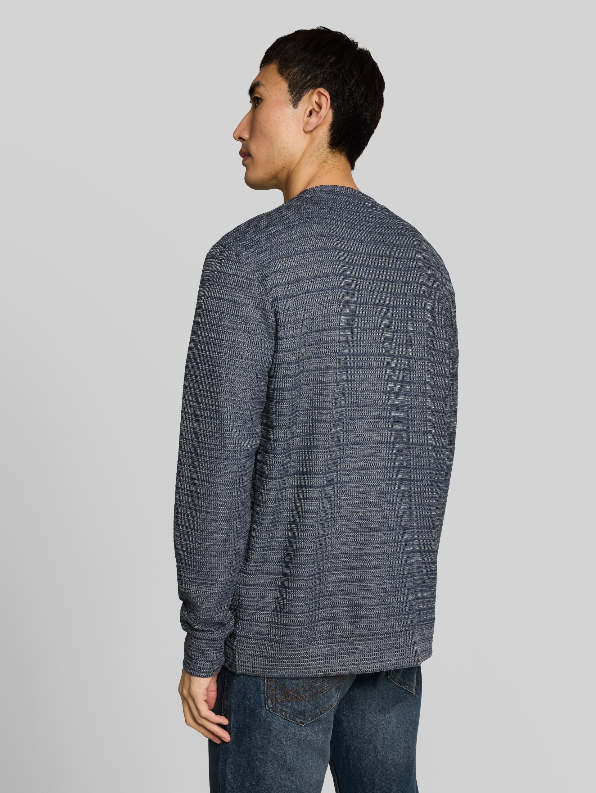 Langarmshirt in Melange-Optik - blue mint inject structure - Auschnitt Model-Rückansicht
