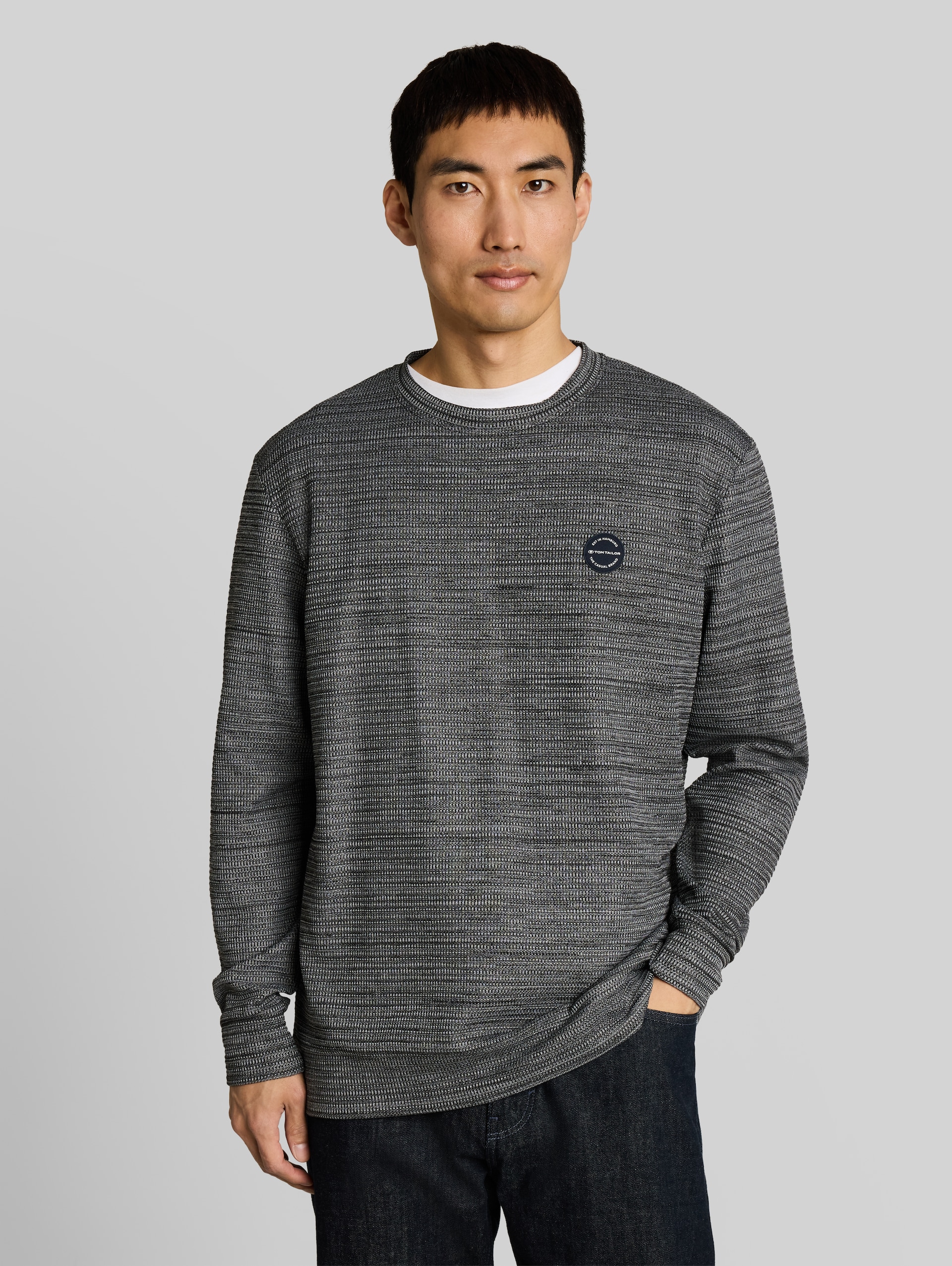 Langarmshirt in Melange-Optik - black white inject structure - Ausschnitt Model-Vorderansicht