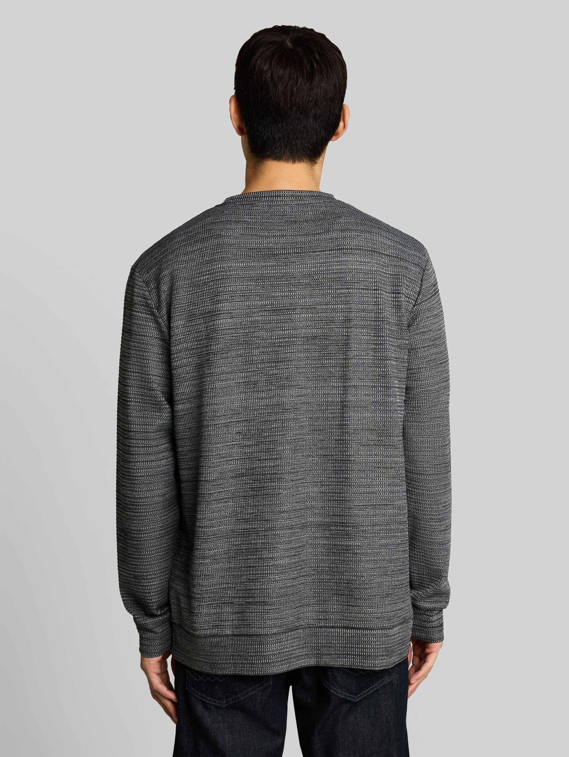 Langarmshirt in Melange-Optik - black white inject structure - Auschnitt Model-Rückansicht