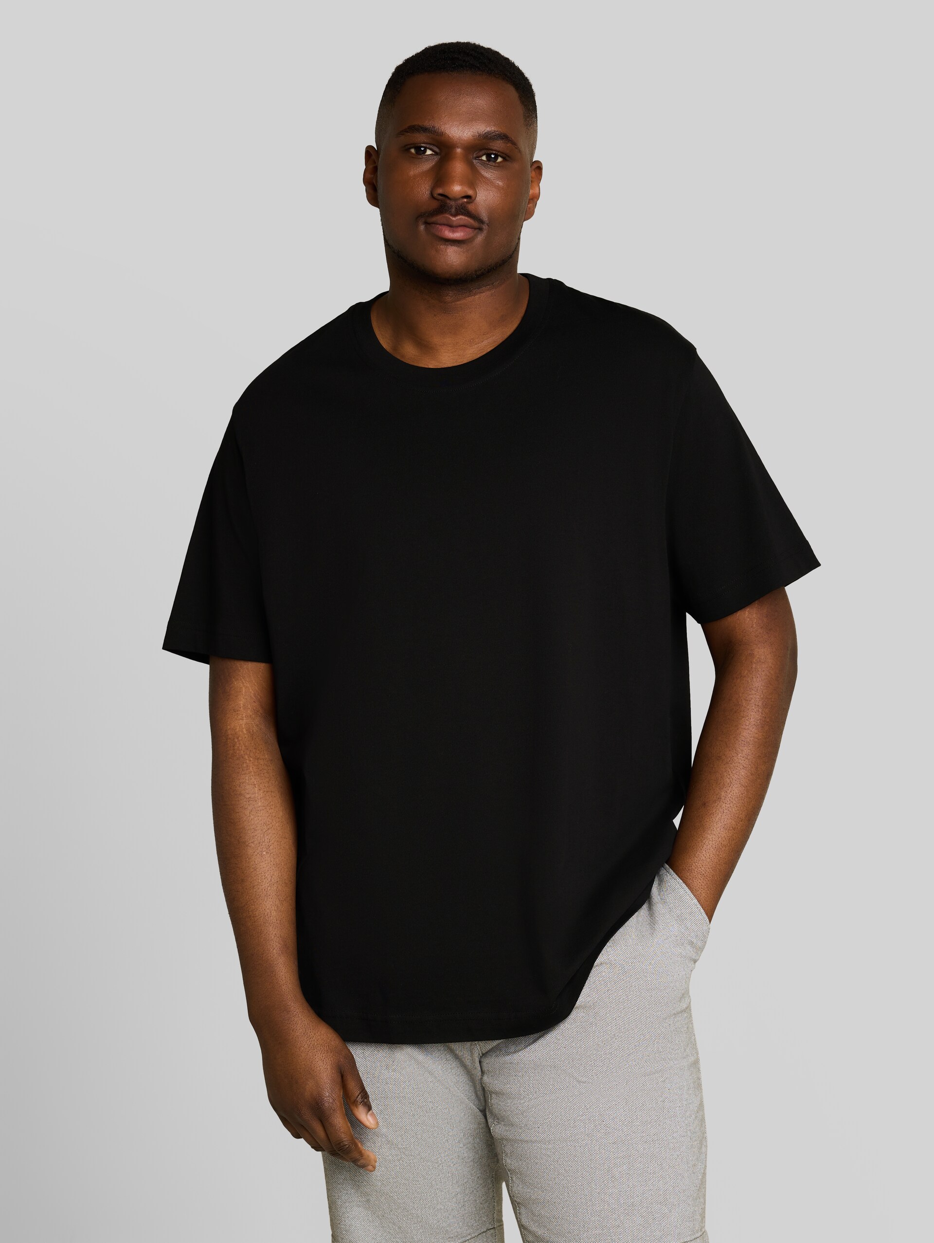 Plus Size - T-Shirts aus Baumwolle im 2er-Pack - Black - Ausschnitt Model-Vorderansicht