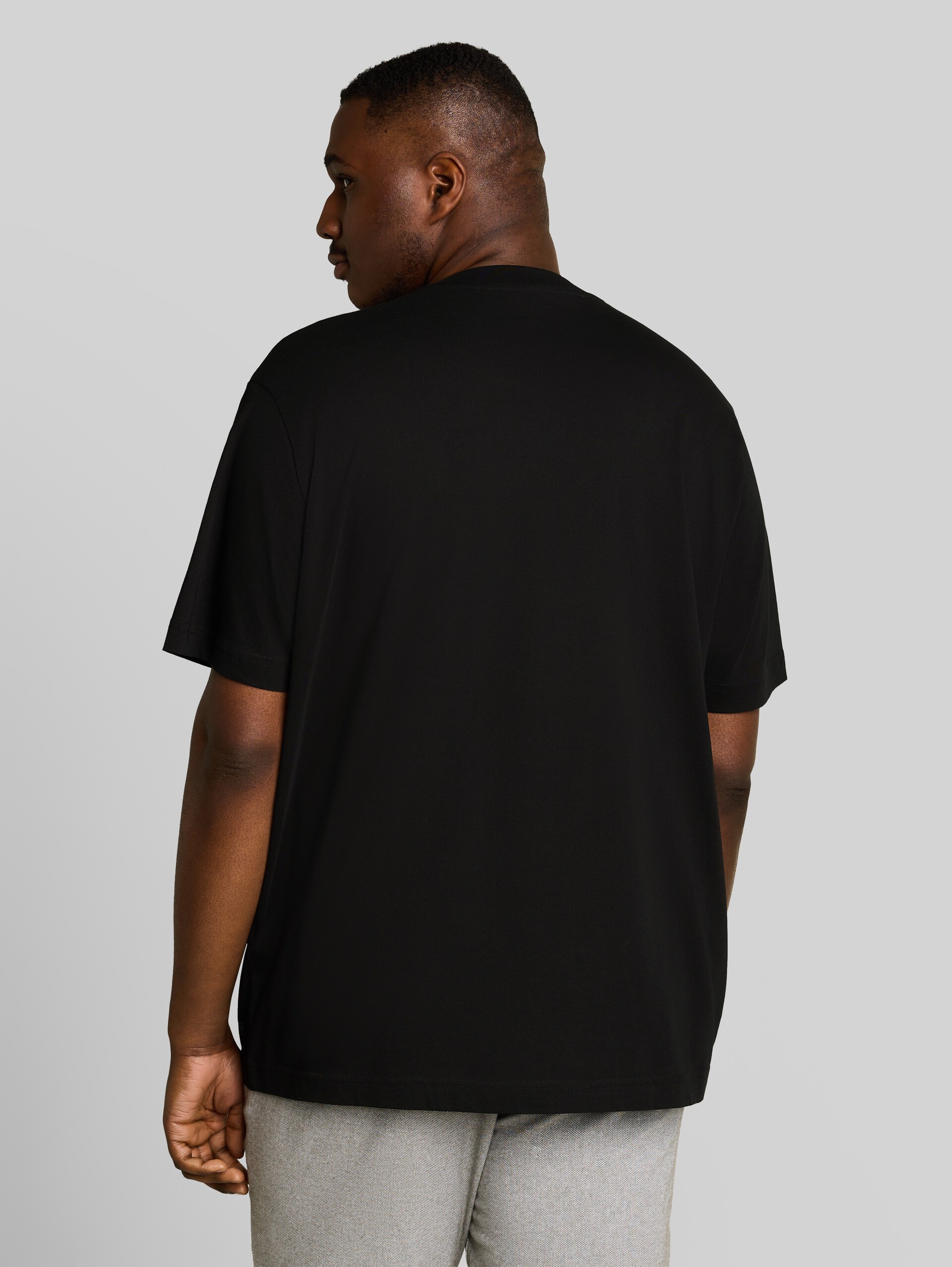 Plus Size - T-Shirts aus Baumwolle im 2er-Pack - Black - Auschnitt Model-Rückansicht