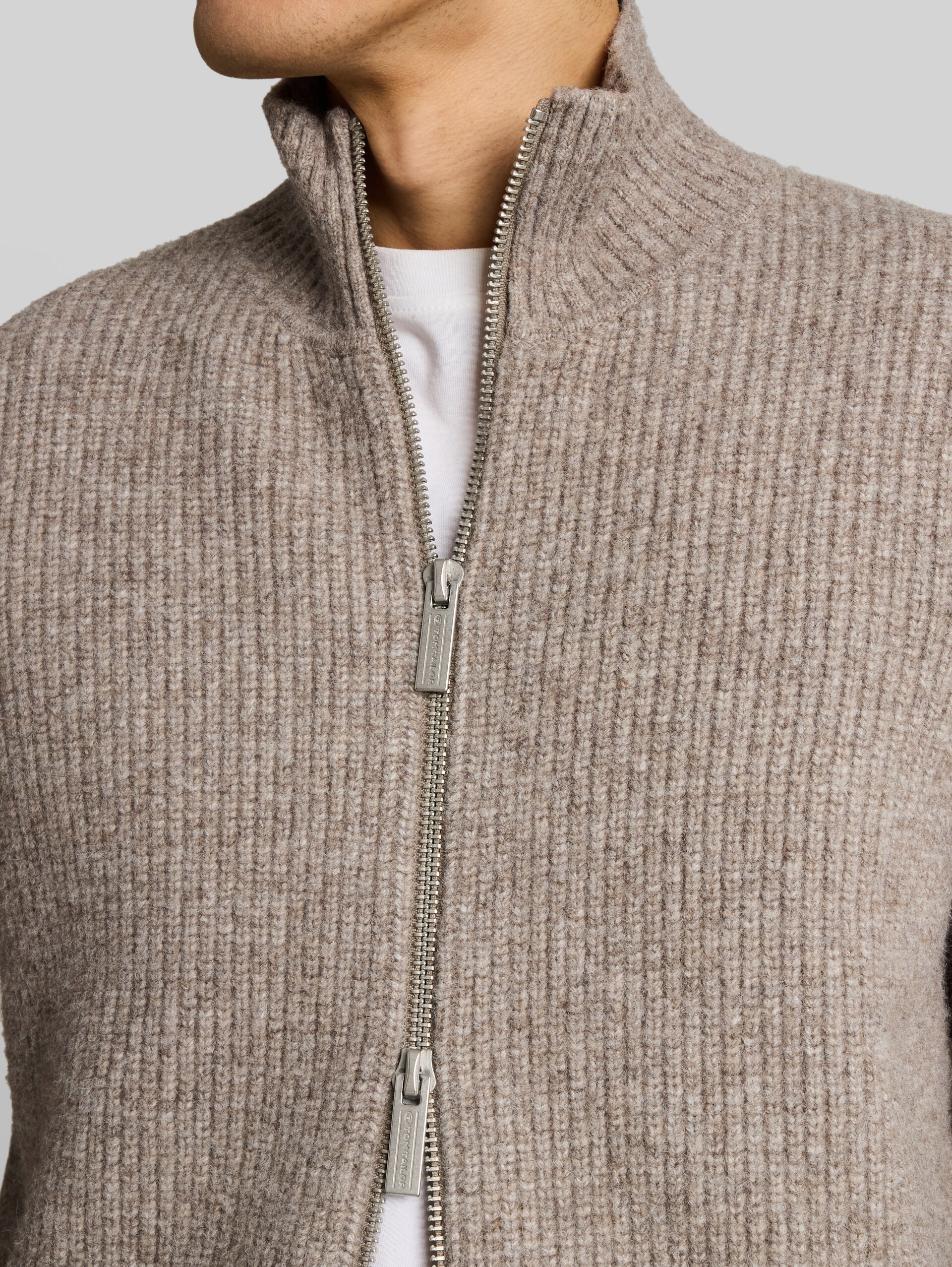 Strickjacke mit Wollanteil - Driftwood Taupe Melangé - Detail-Model-Ansicht