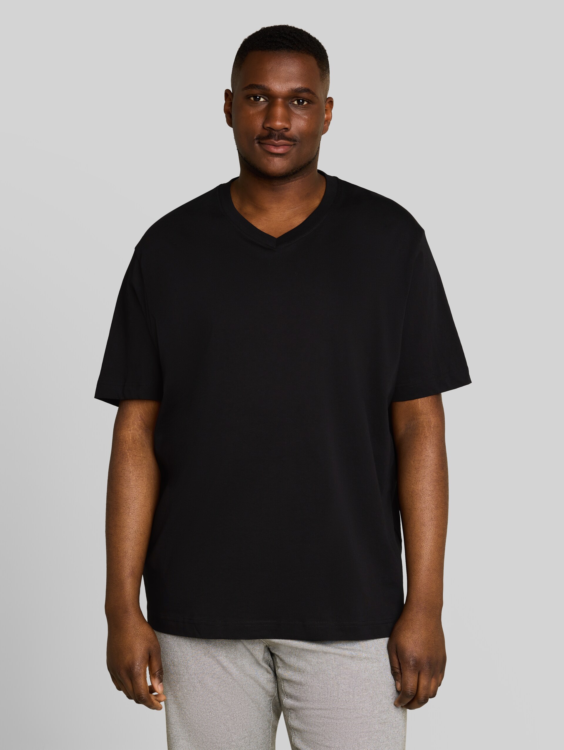 Plus Size - T-shirts met V-hals in set van 2 - Black - Nek model vooraanzicht