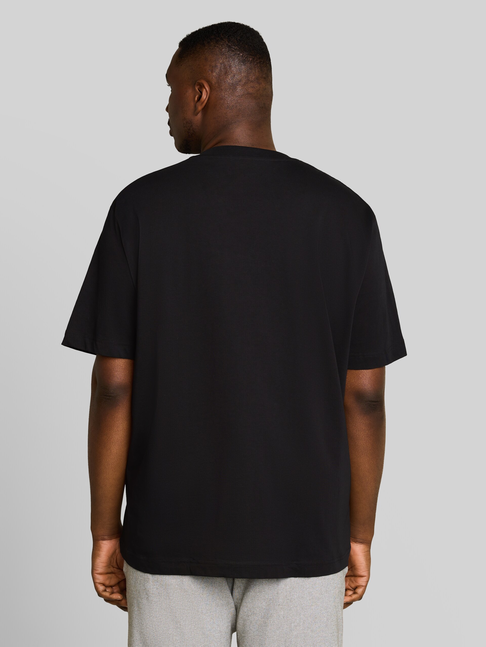 Plus Size - T-shirts met V-hals in set van 2 - Black - Neklijn model-achteraanzicht