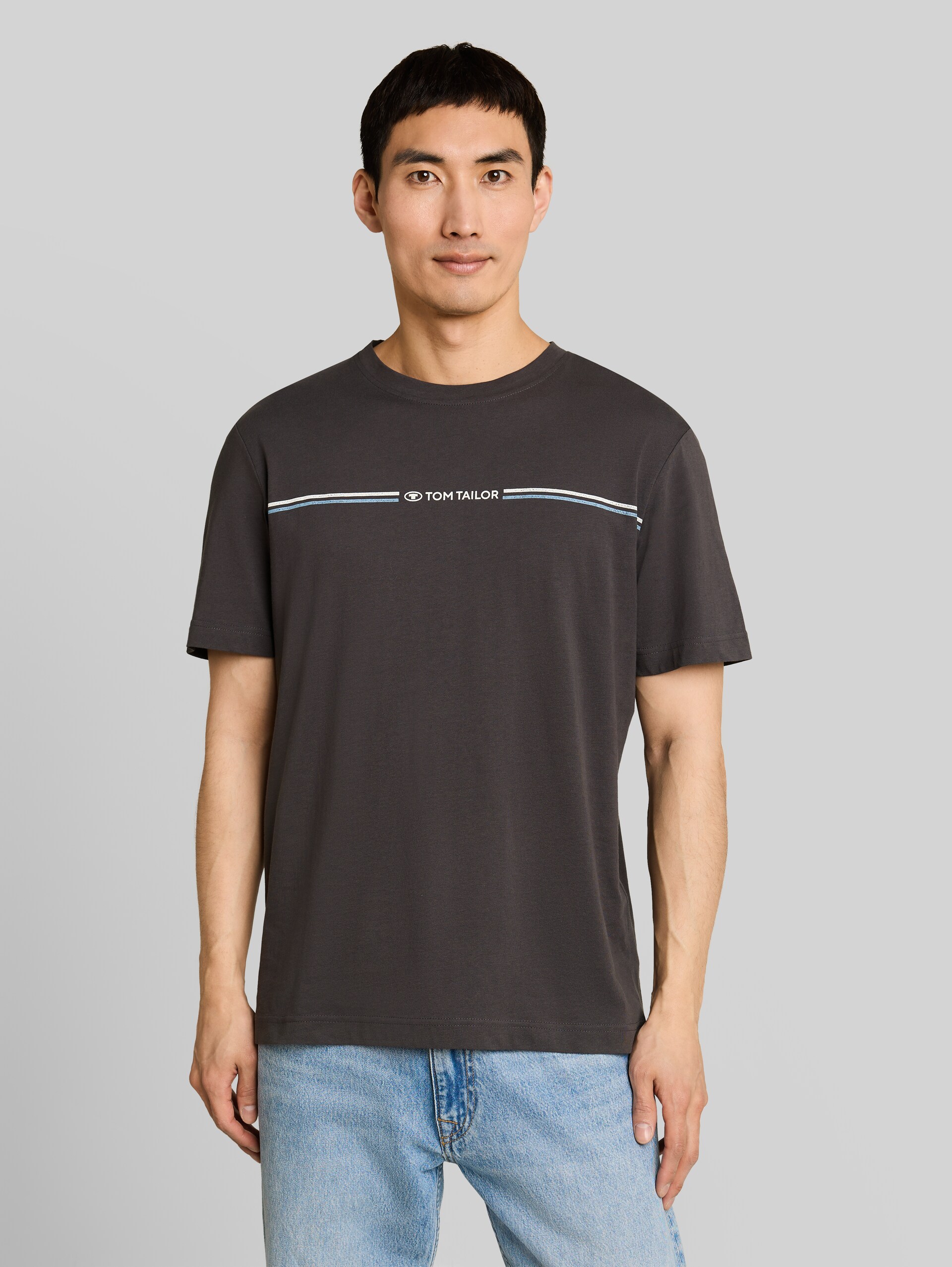 T-Shirt mit Logo-Print - Tarmac Grey - Ausschnitt Model-Vorderansicht