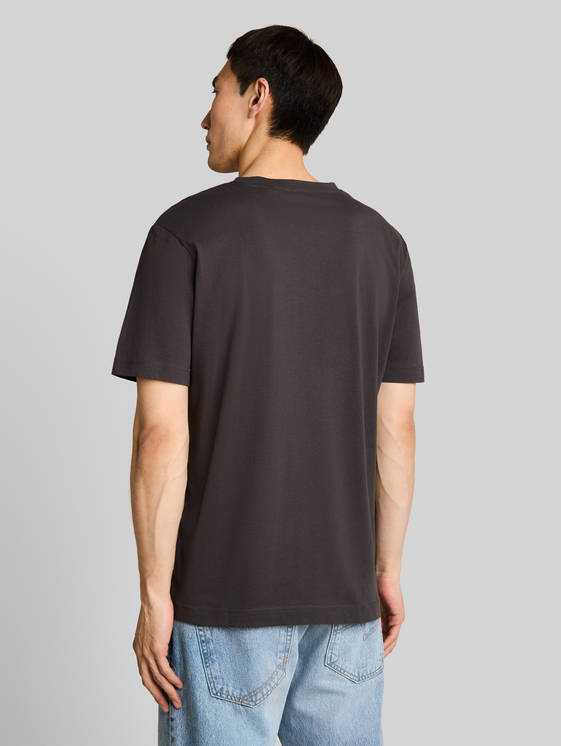 T-Shirt mit Logo-Print - Tarmac Grey - Auschnitt Model-Rückansicht