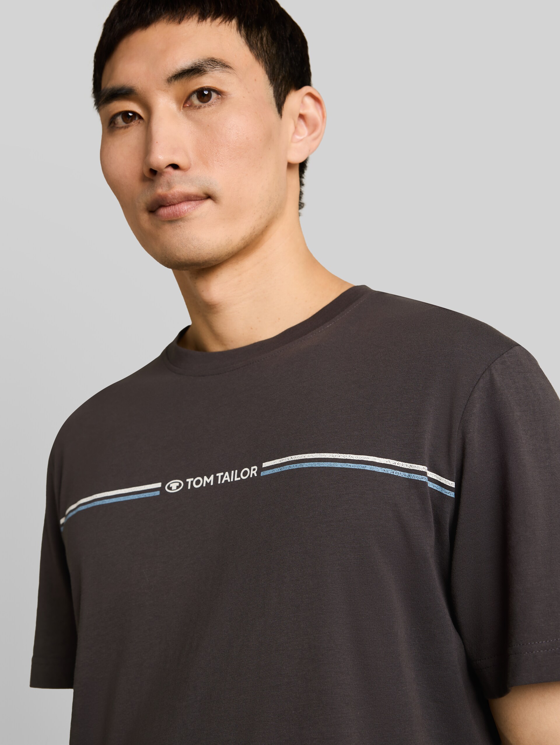 T-Shirt mit Logo-Print - Tarmac Grey - Detail-Model-Ansicht