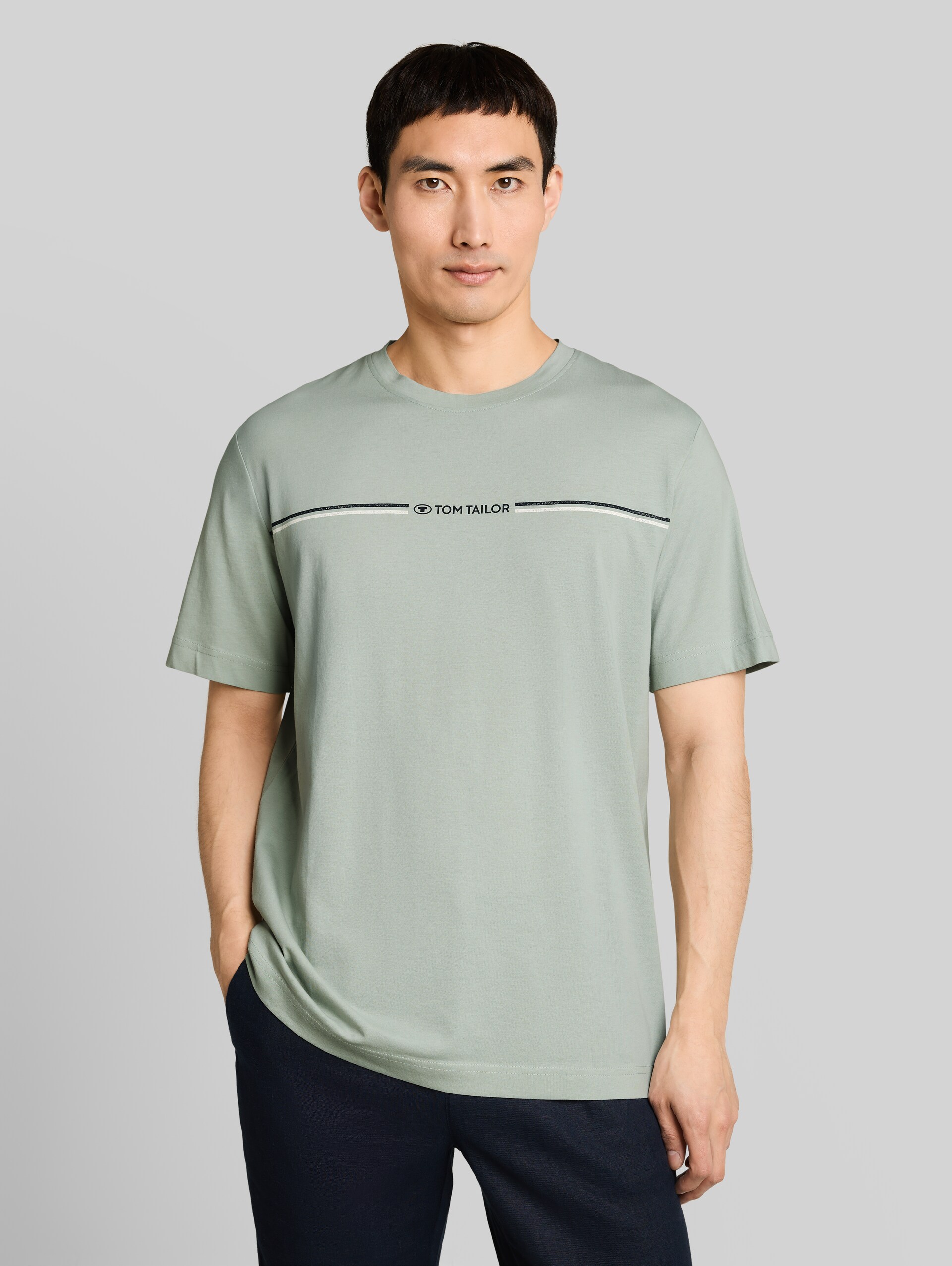 T-Shirt mit Logo-Print - soft greyish green - Ausschnitt Model-Vorderansicht